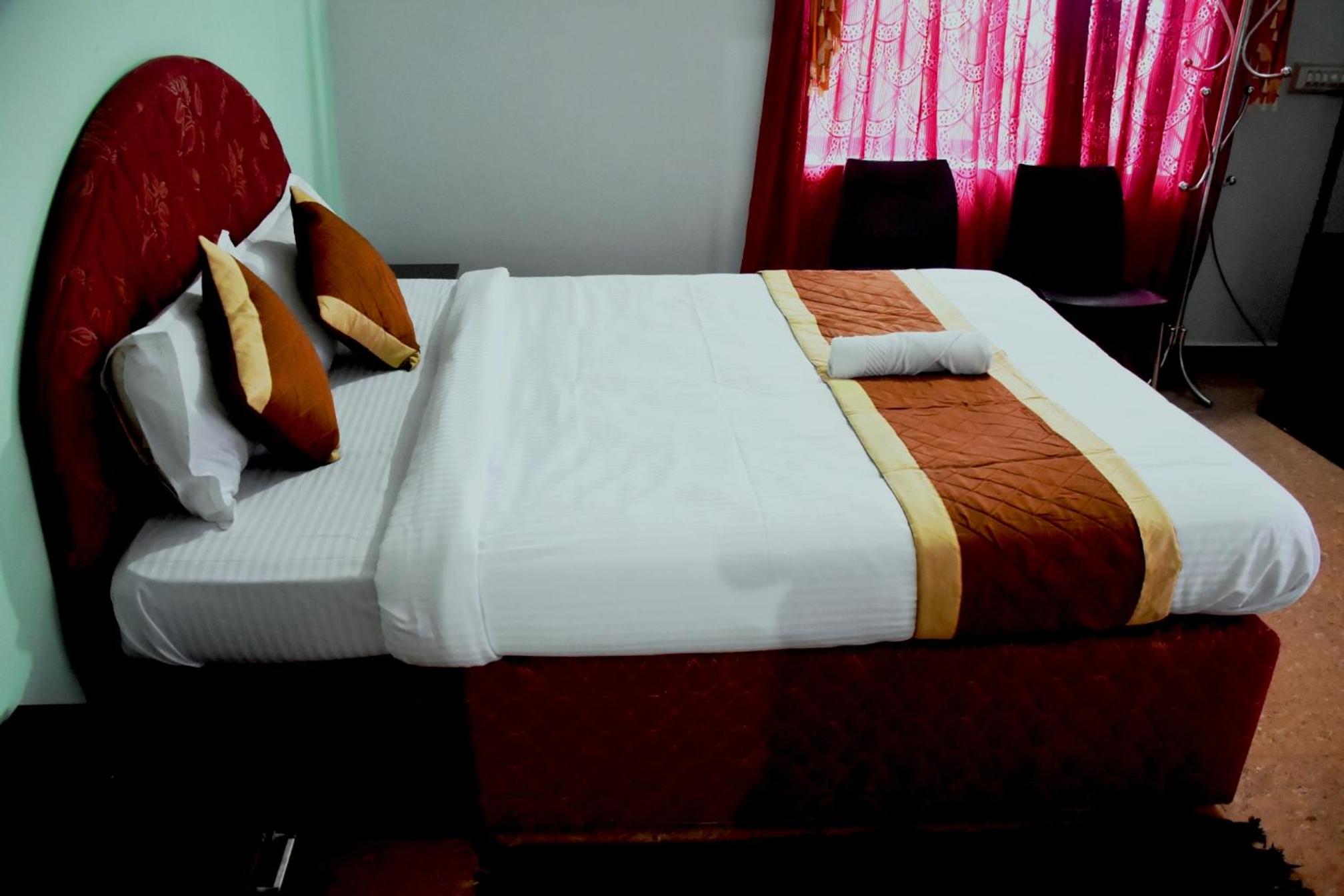 Deluxe Double Room with Balcony - Photo 7