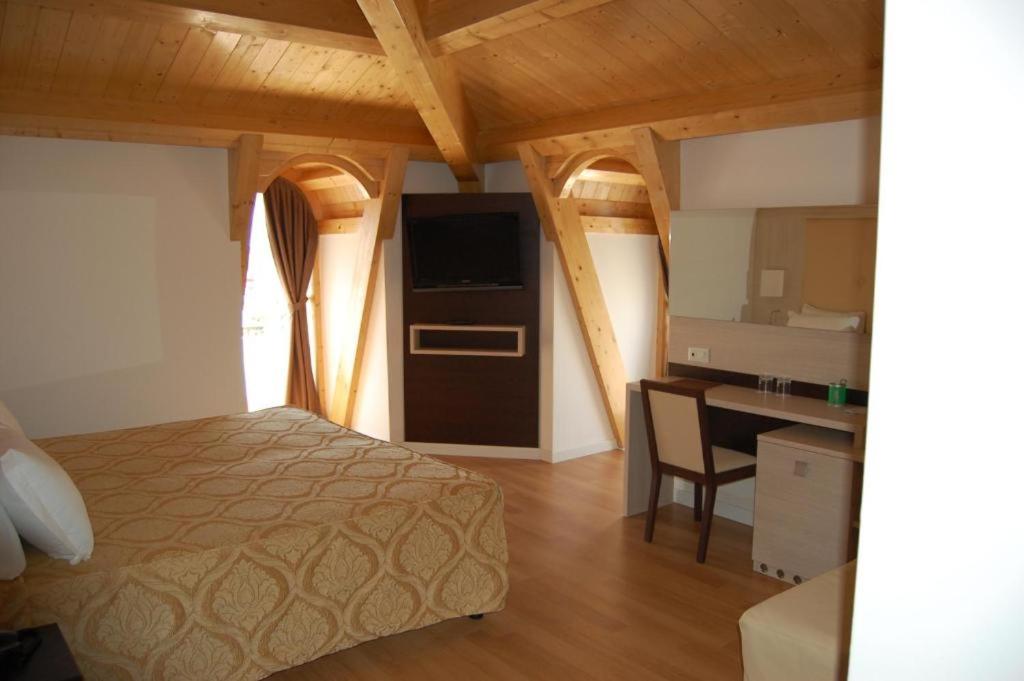 Deluxe Double Room with Side Sea View - Photo 4