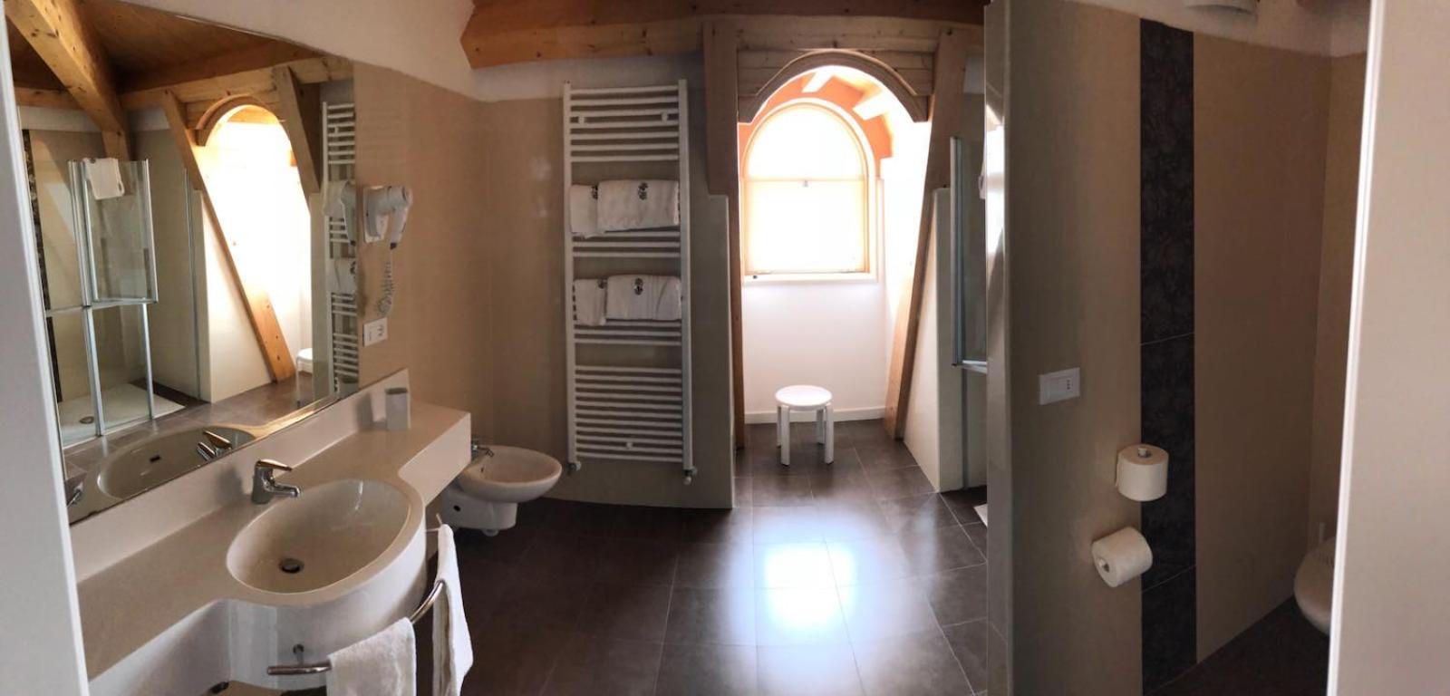 Deluxe Double Room with Side Sea View - Photo 5