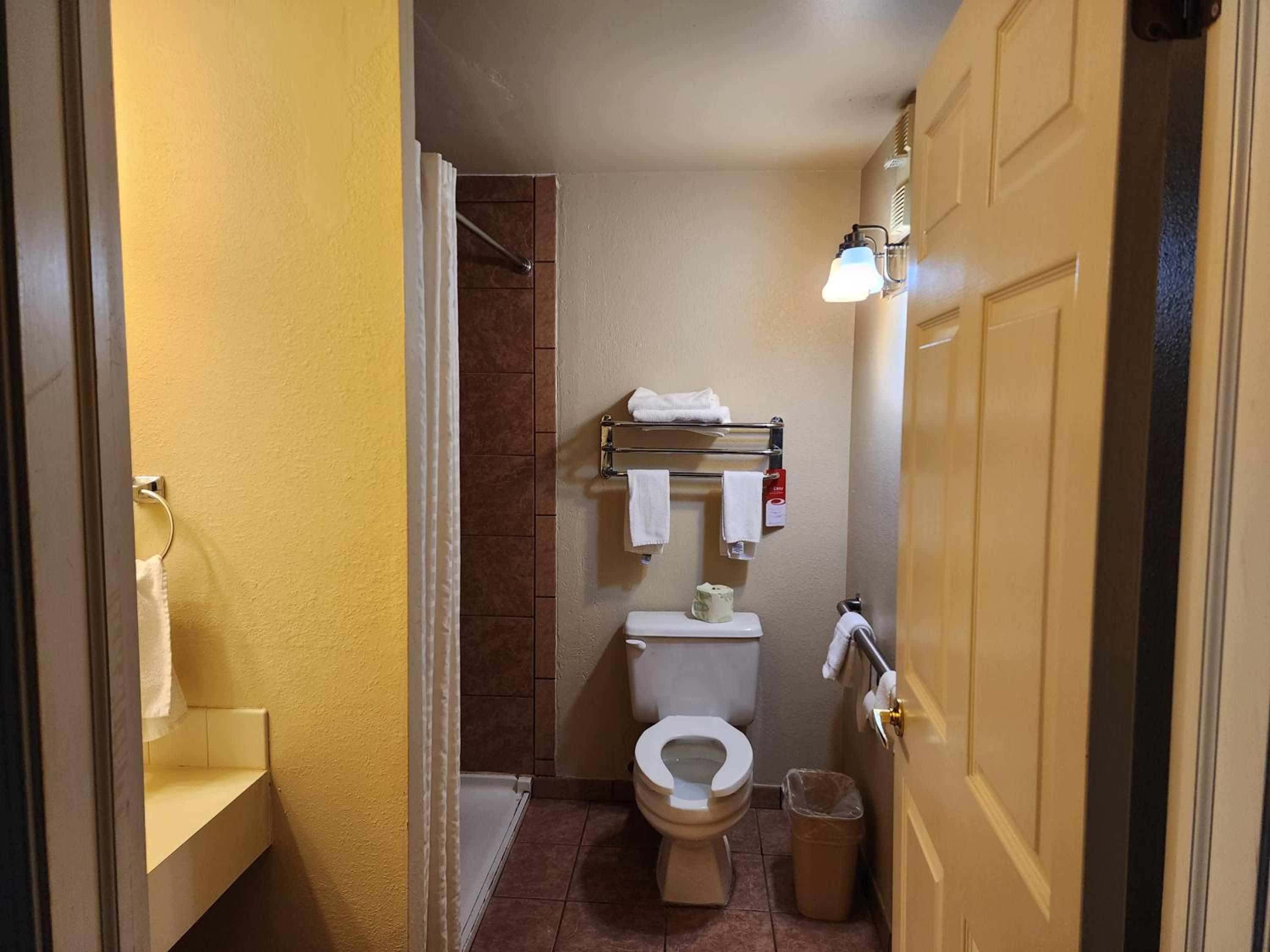 Queen Room - Accessible/Non-Smoking photo 3