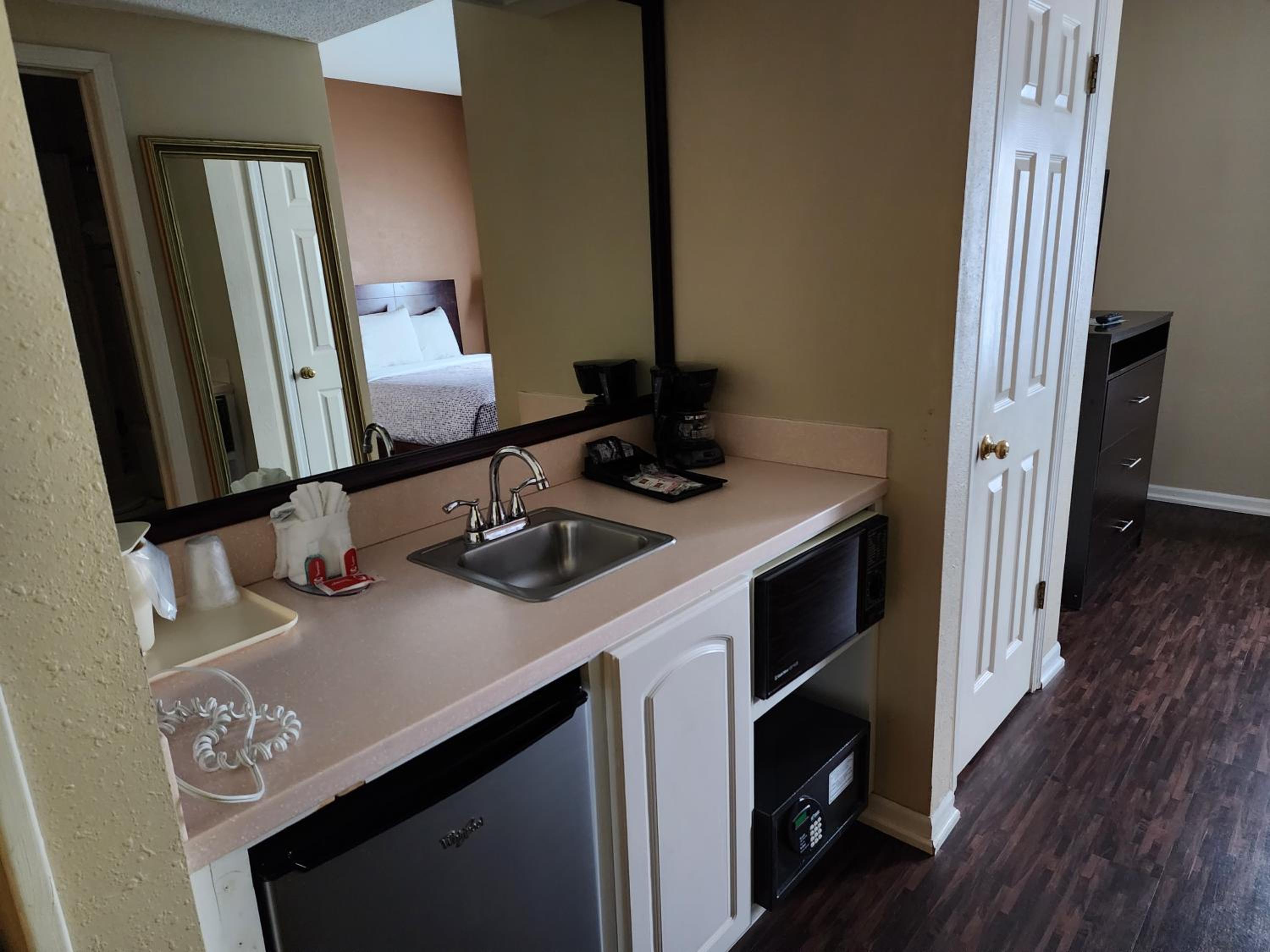 Queen Suite - Photo 2