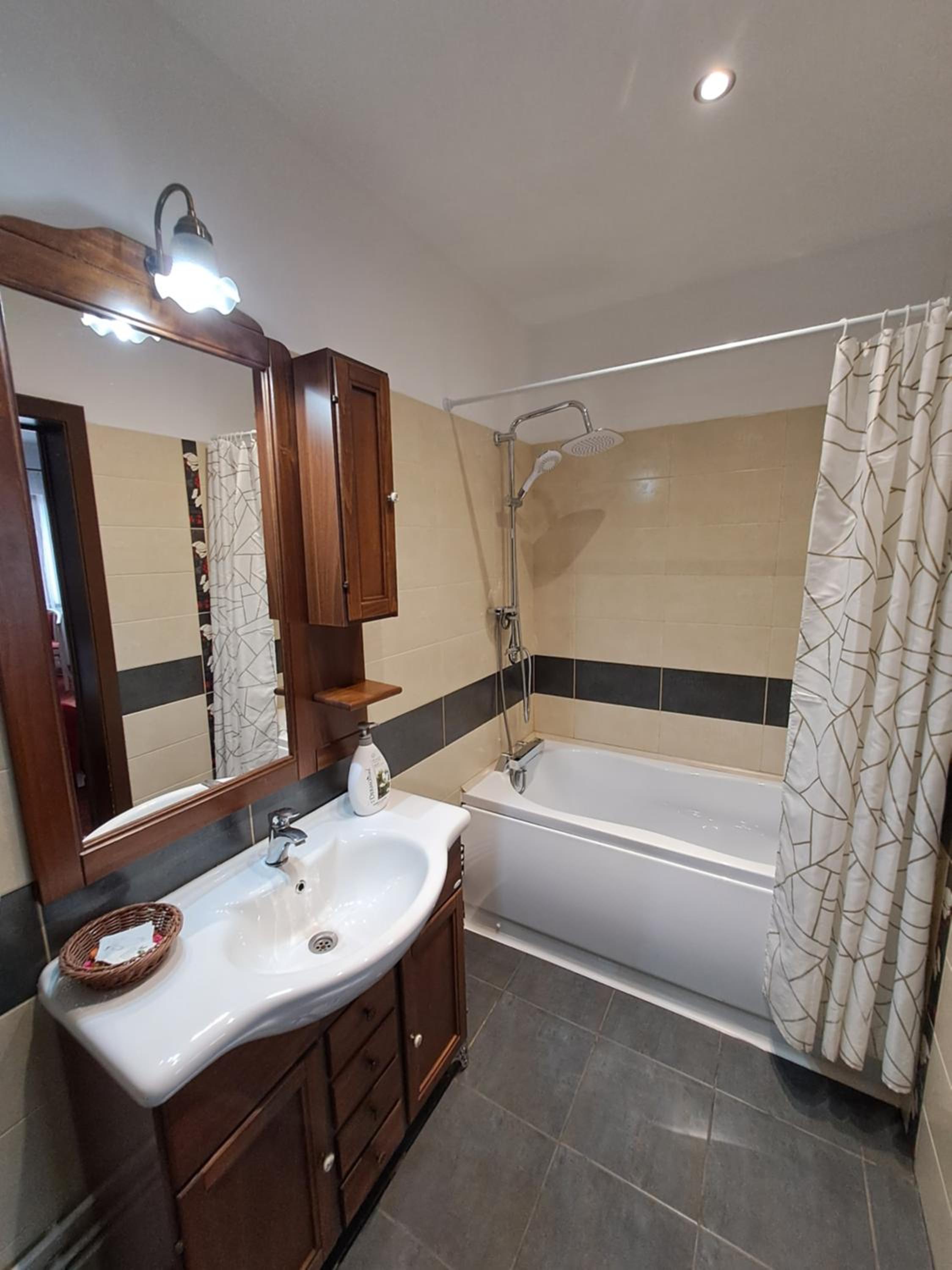 Deluxe Double or Twin Room - Photo 5
