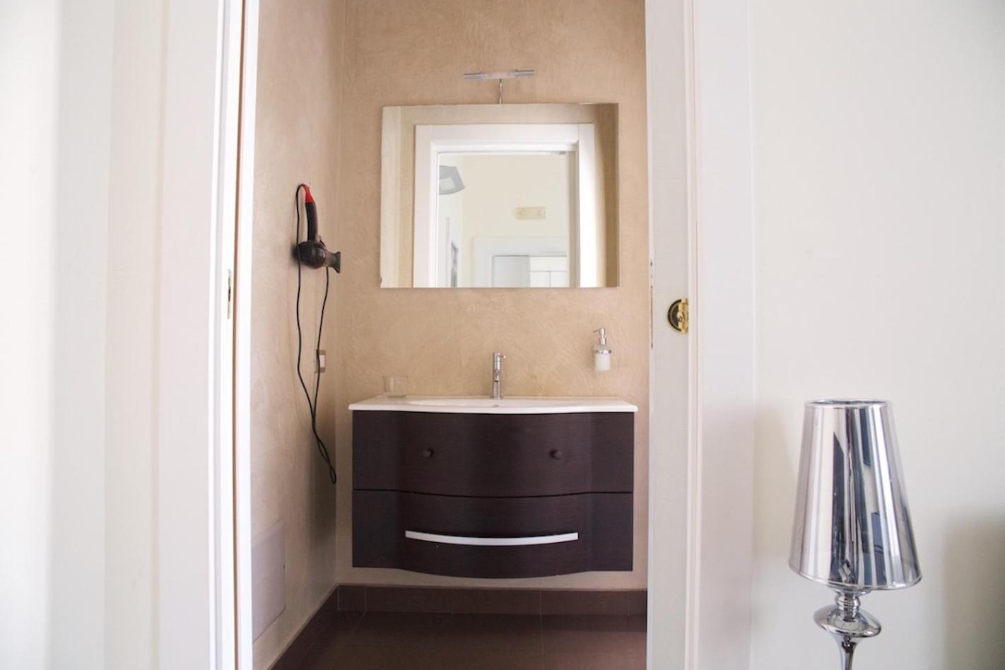 Suite - Photo 11