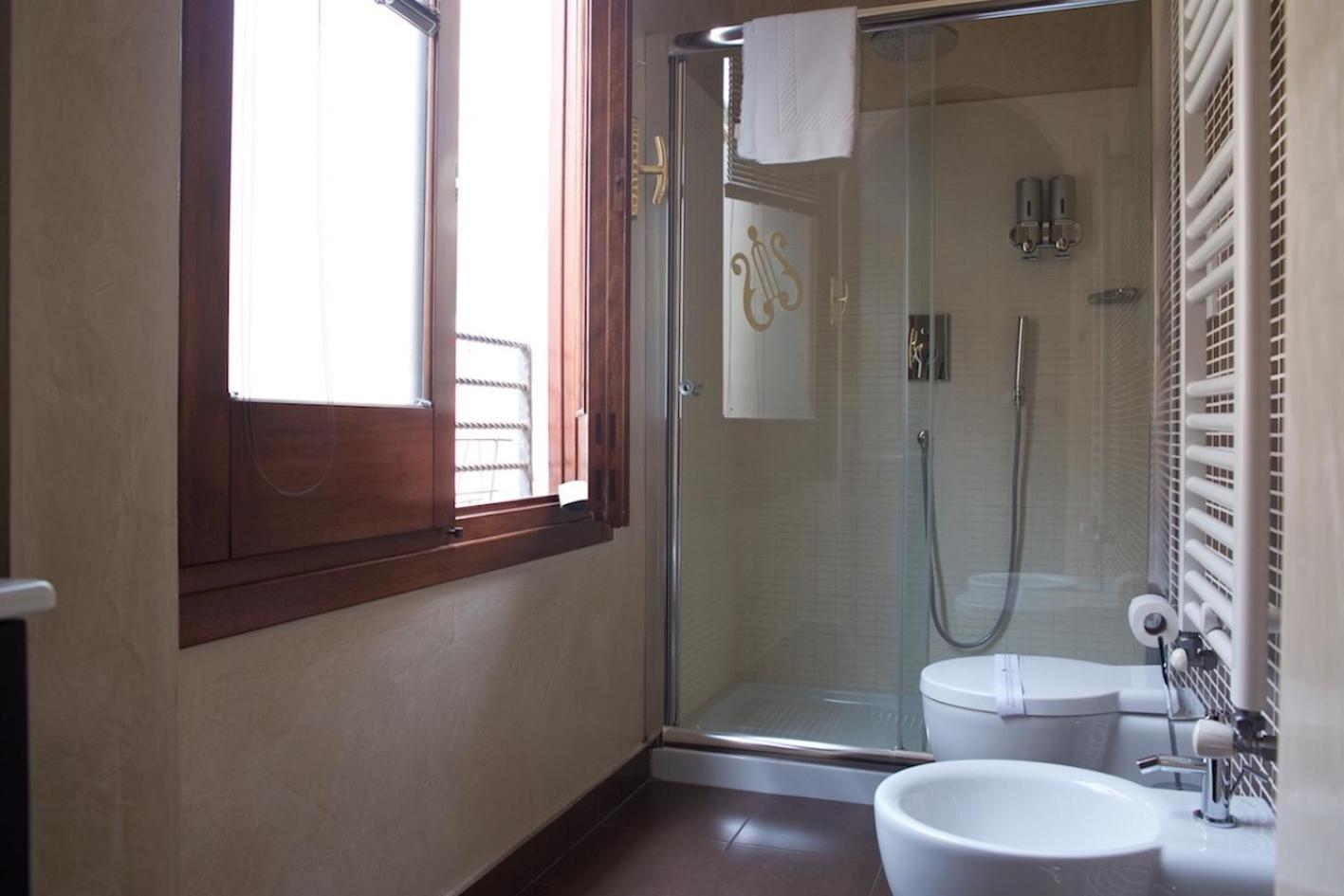Suite - Photo 12