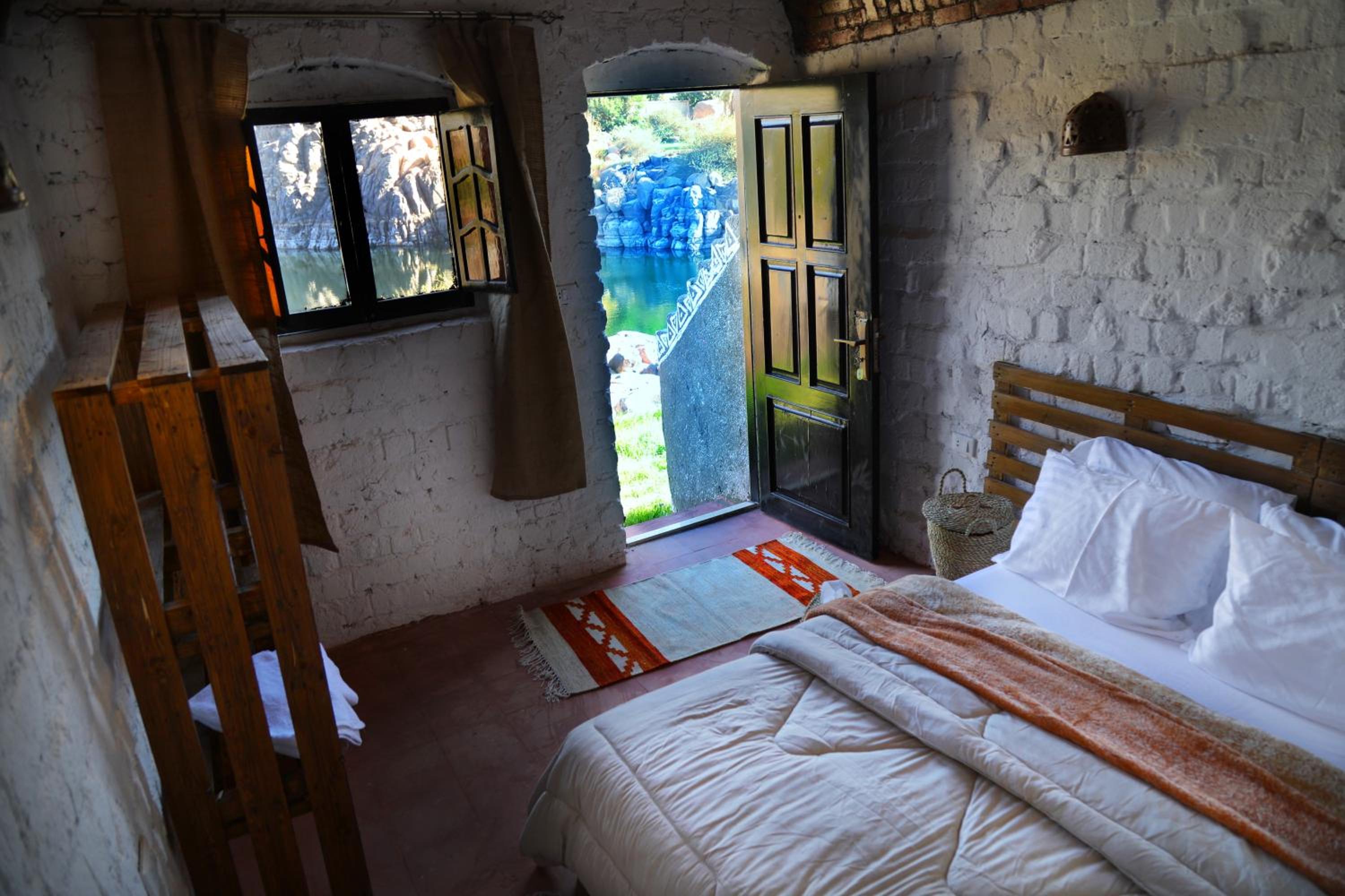 Deluxe Double Room with Balcony - Photo 17