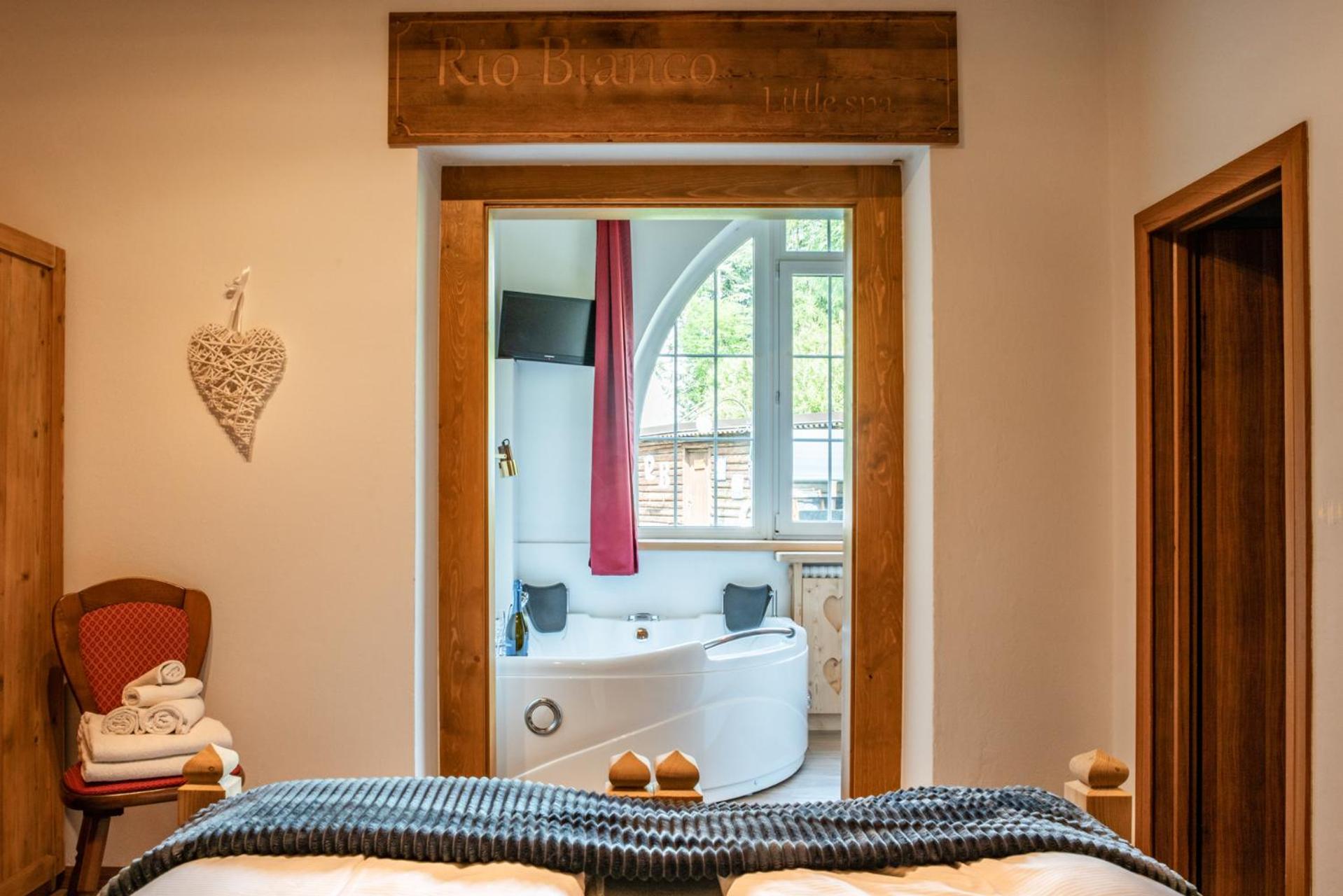 Deluxe King Room photo 2