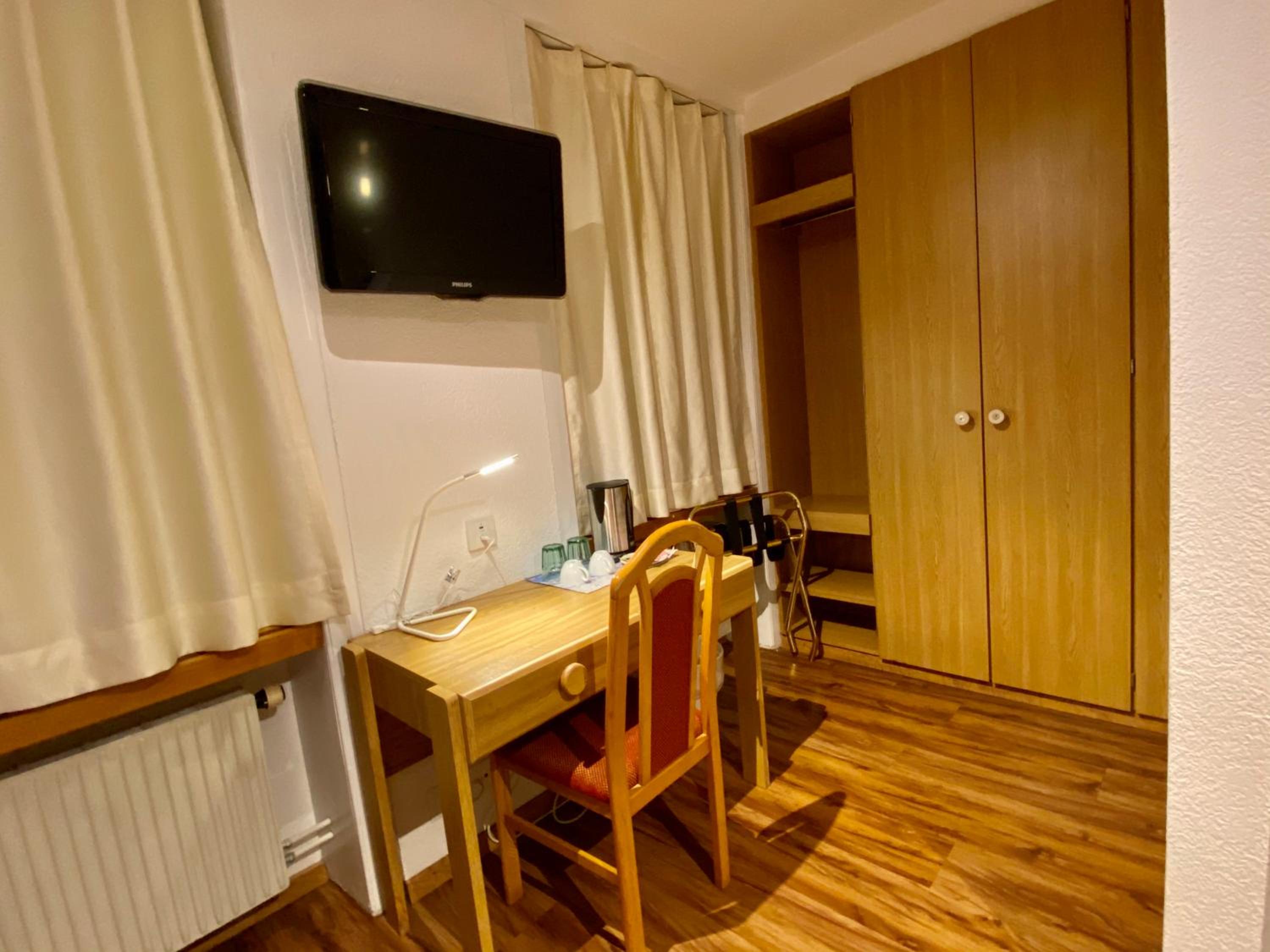 Standard Twin Room with Air Conditioning - Photo 1