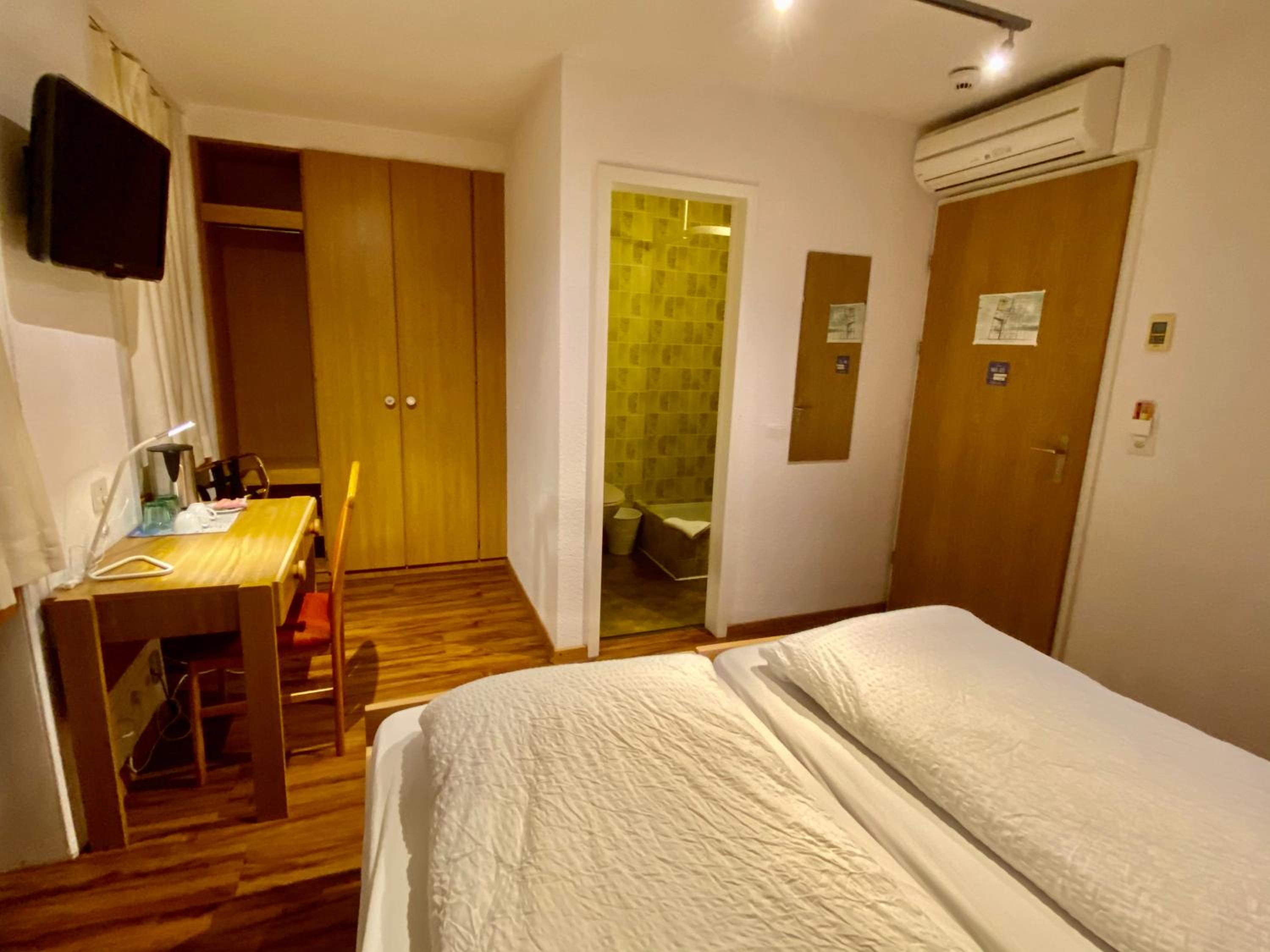 Standard Twin Room with Air Conditioning - Photo 4