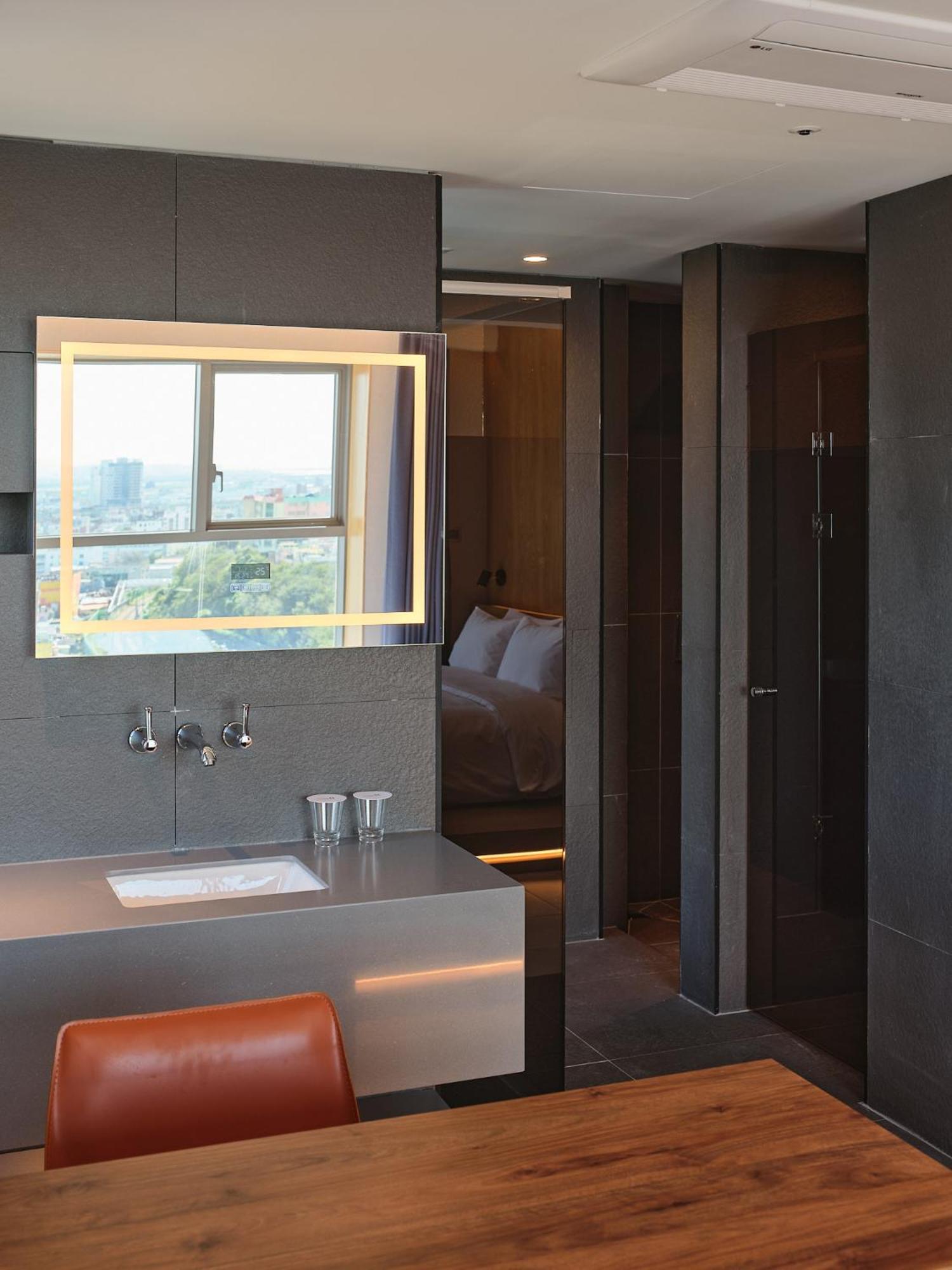 Deluxe Double River View - Photo 8