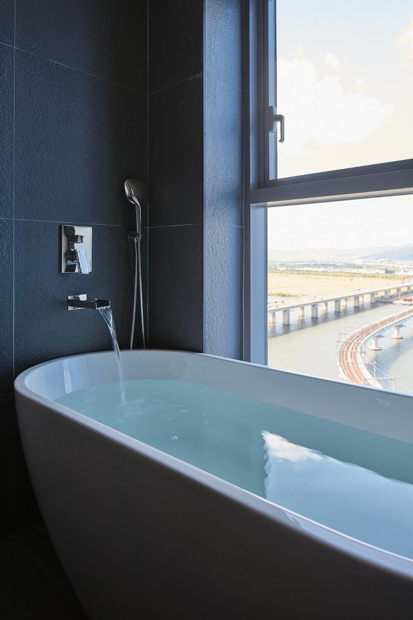 Deluxe Double River View - Photo 5