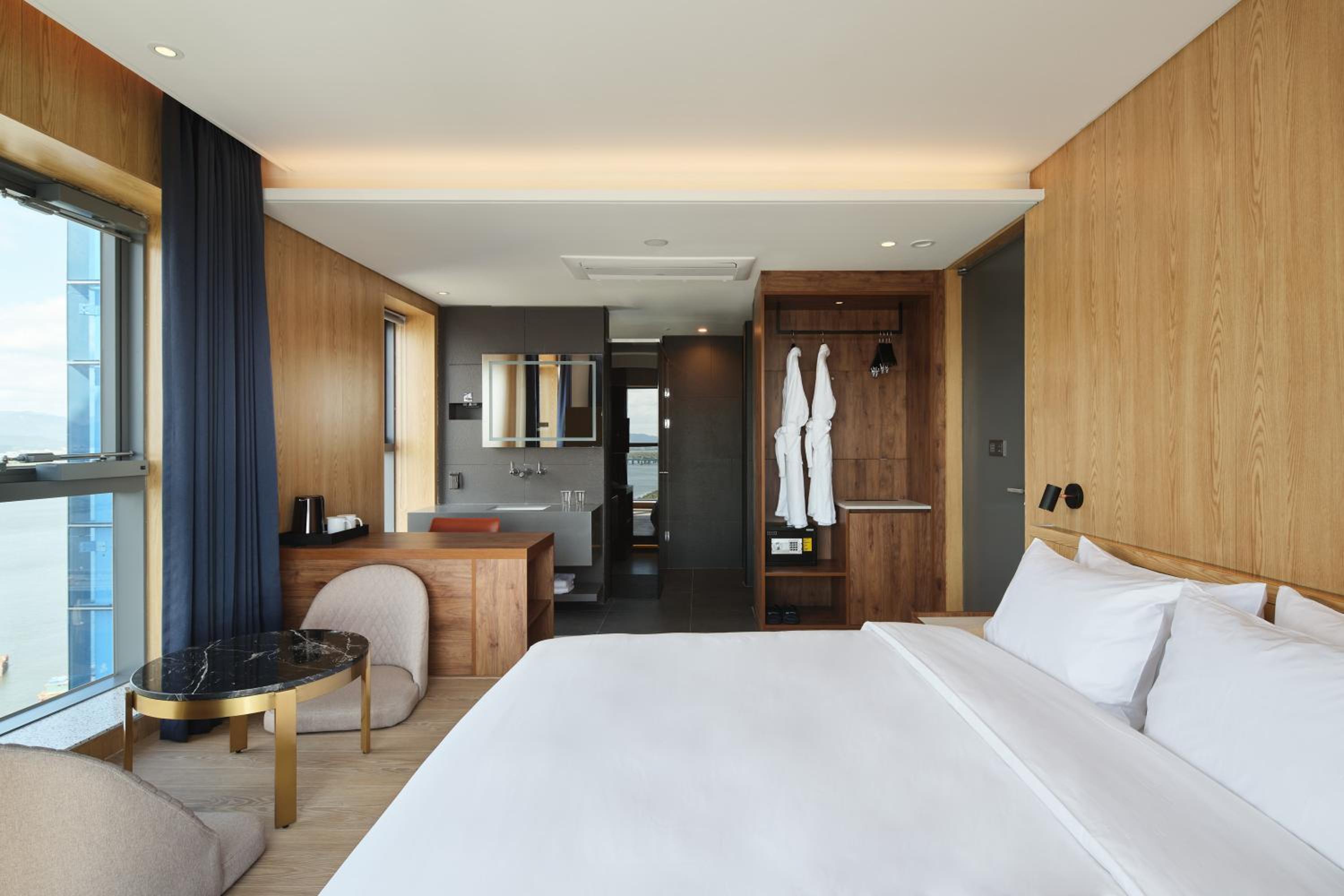 Deluxe Double River View - Photo 10