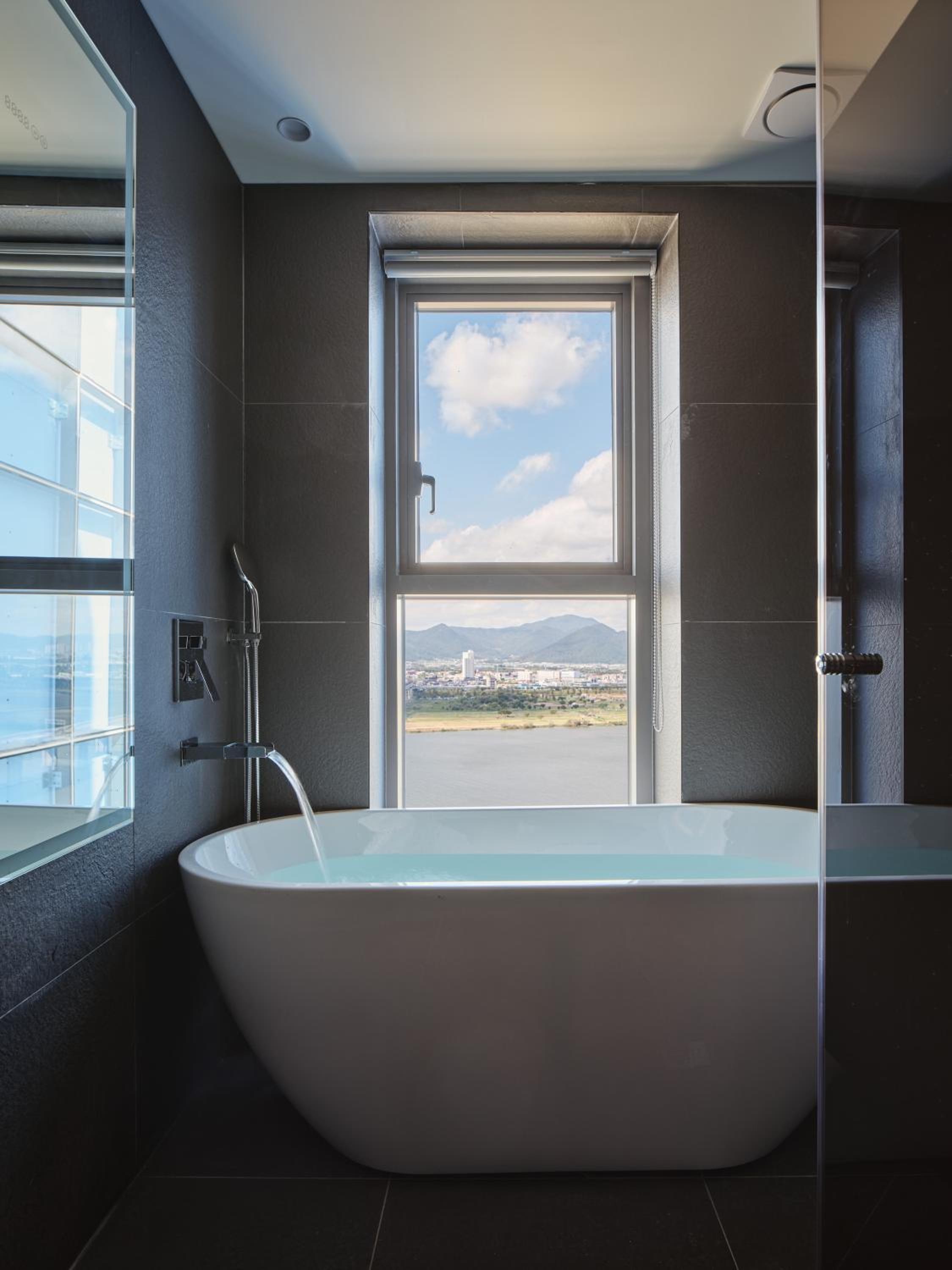 Deluxe Double River View - Photo 9