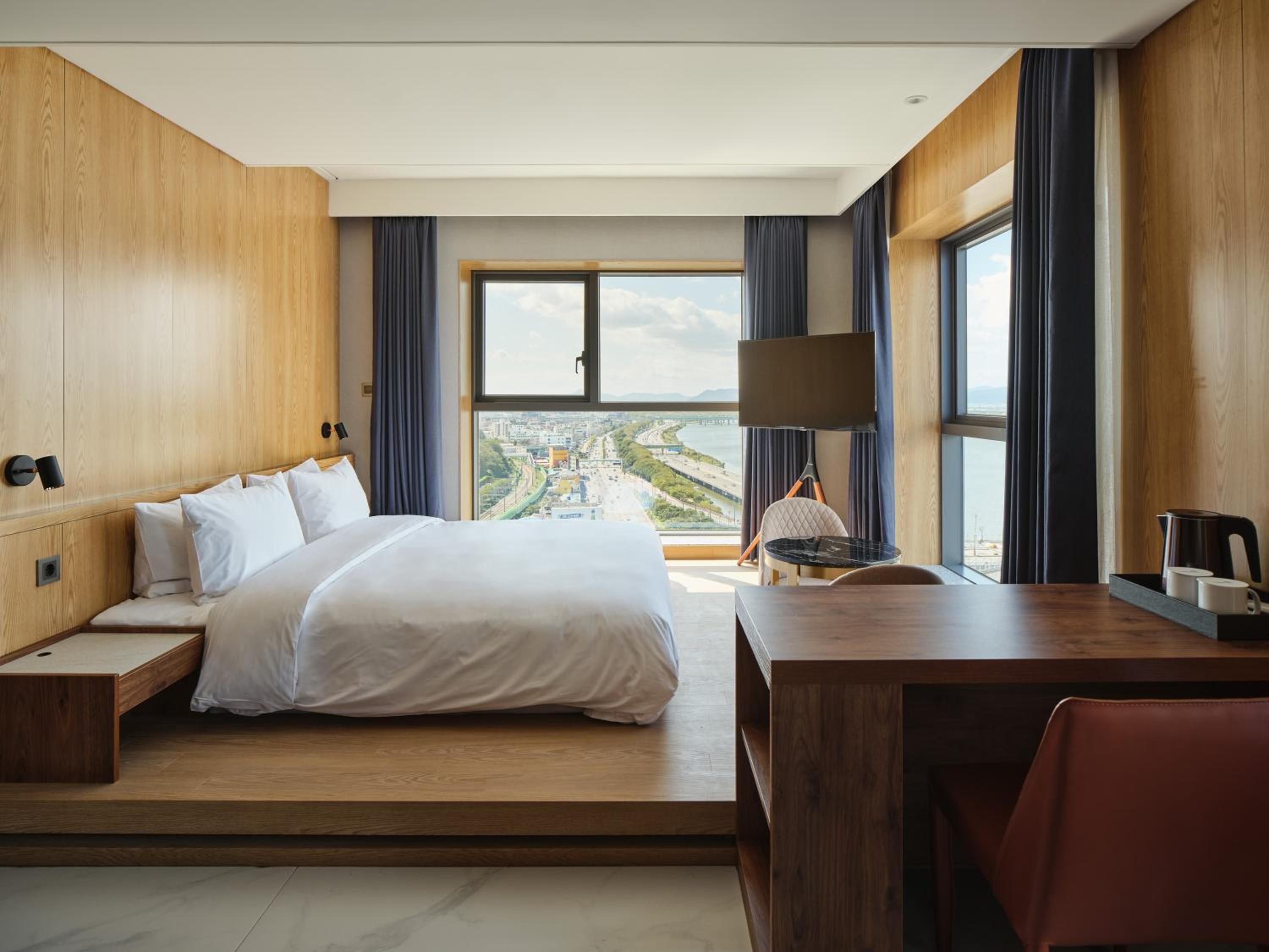 Deluxe Double River View - Photo 6