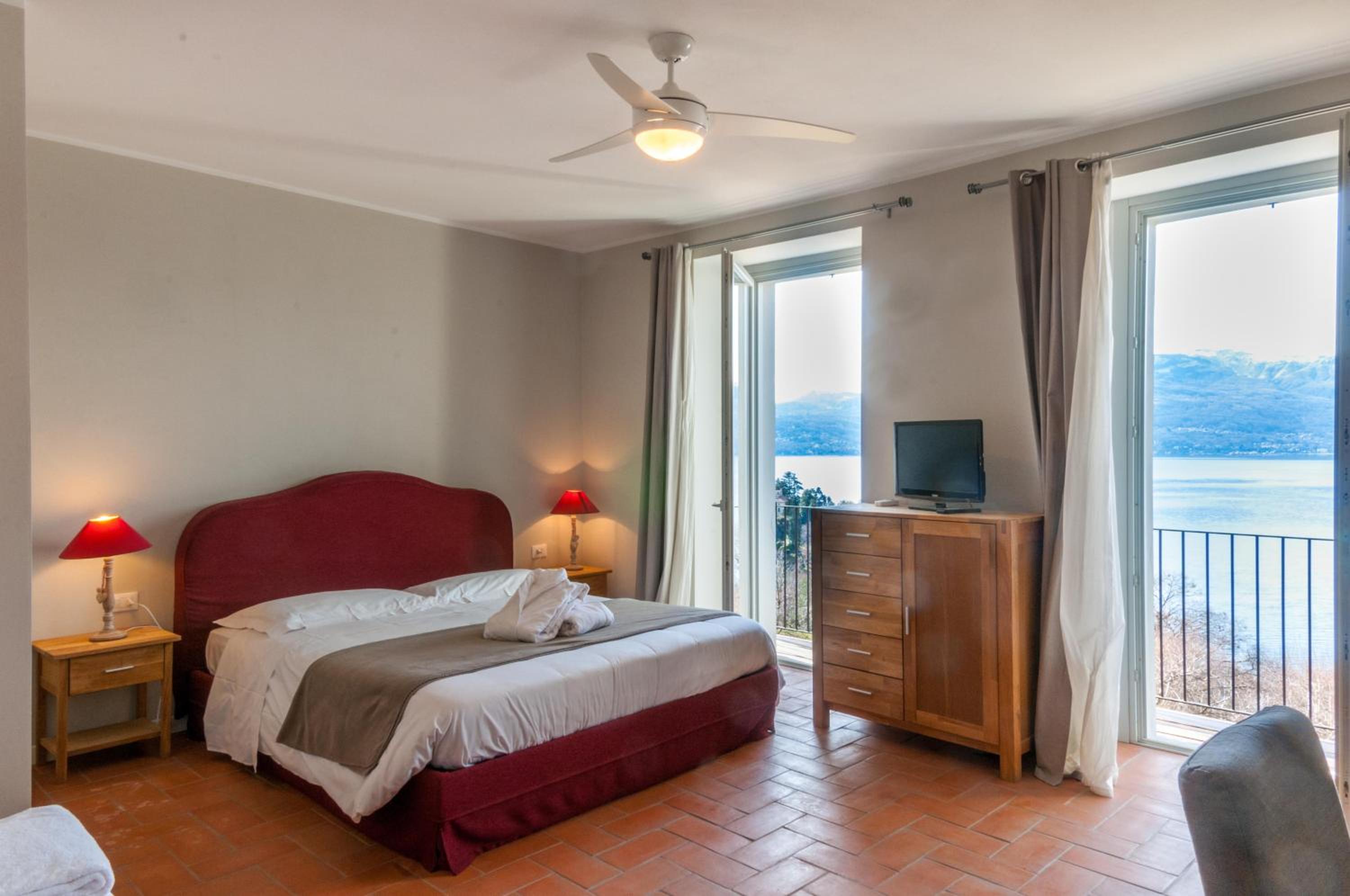 Deluxe Double or Twin Room with Lake View