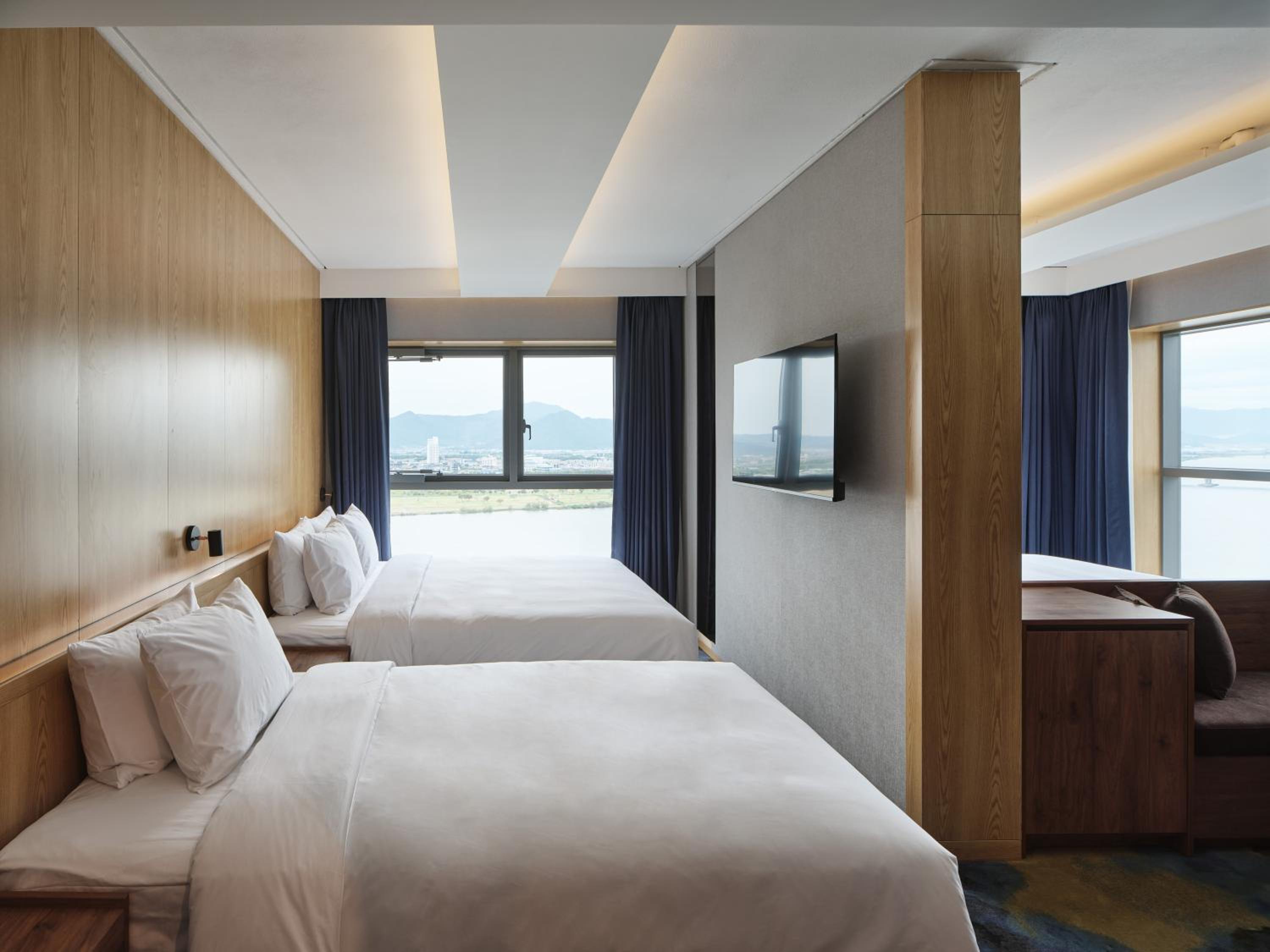 Corner Suite River View - Photo 1