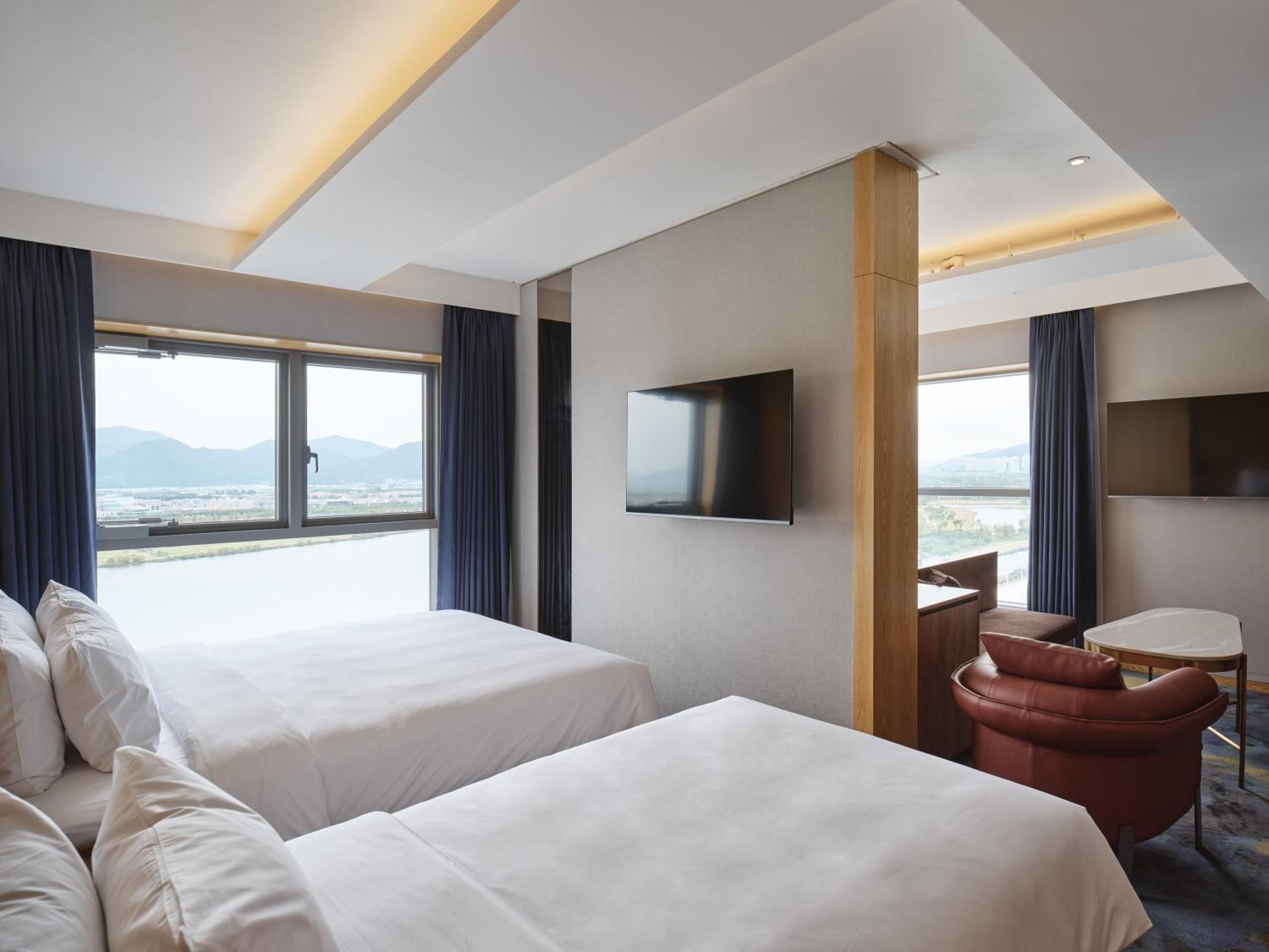 Corner Suite River View - Photo 5