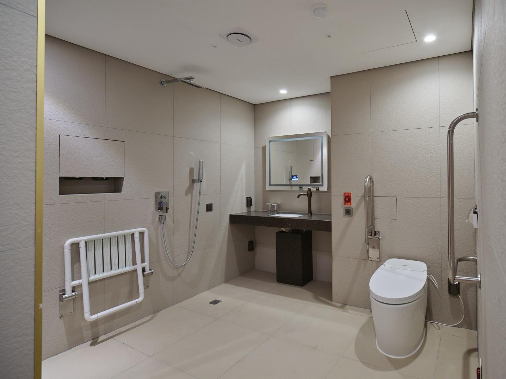 Twin Room - Disability Access - Photo 3