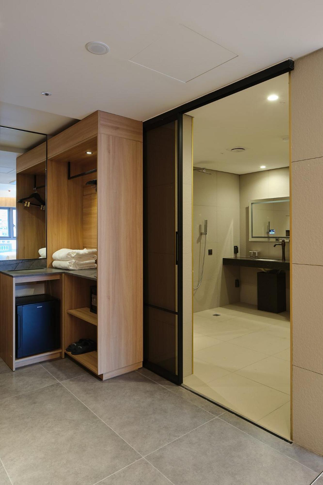 Twin Room - Disability Access - Photo 2