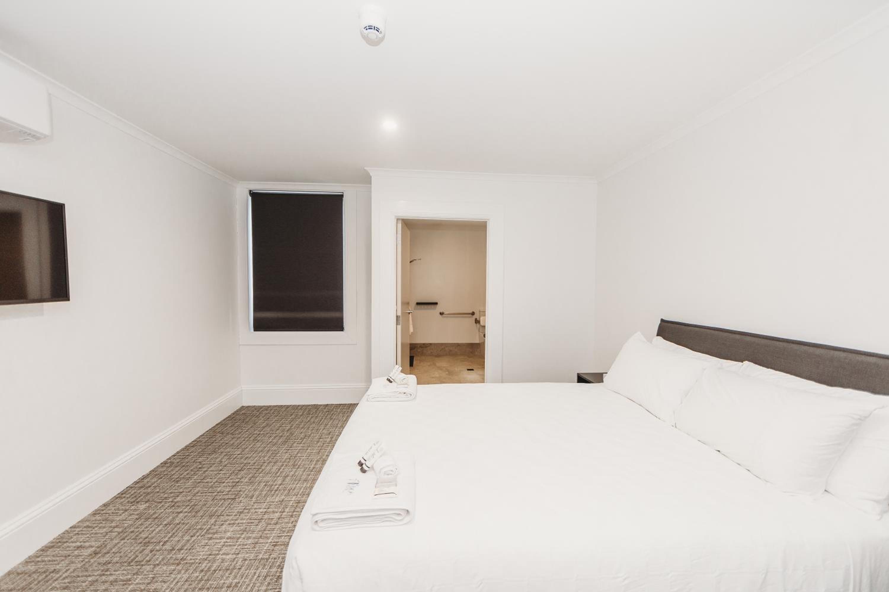 Queen Room - Disability Access photo 1