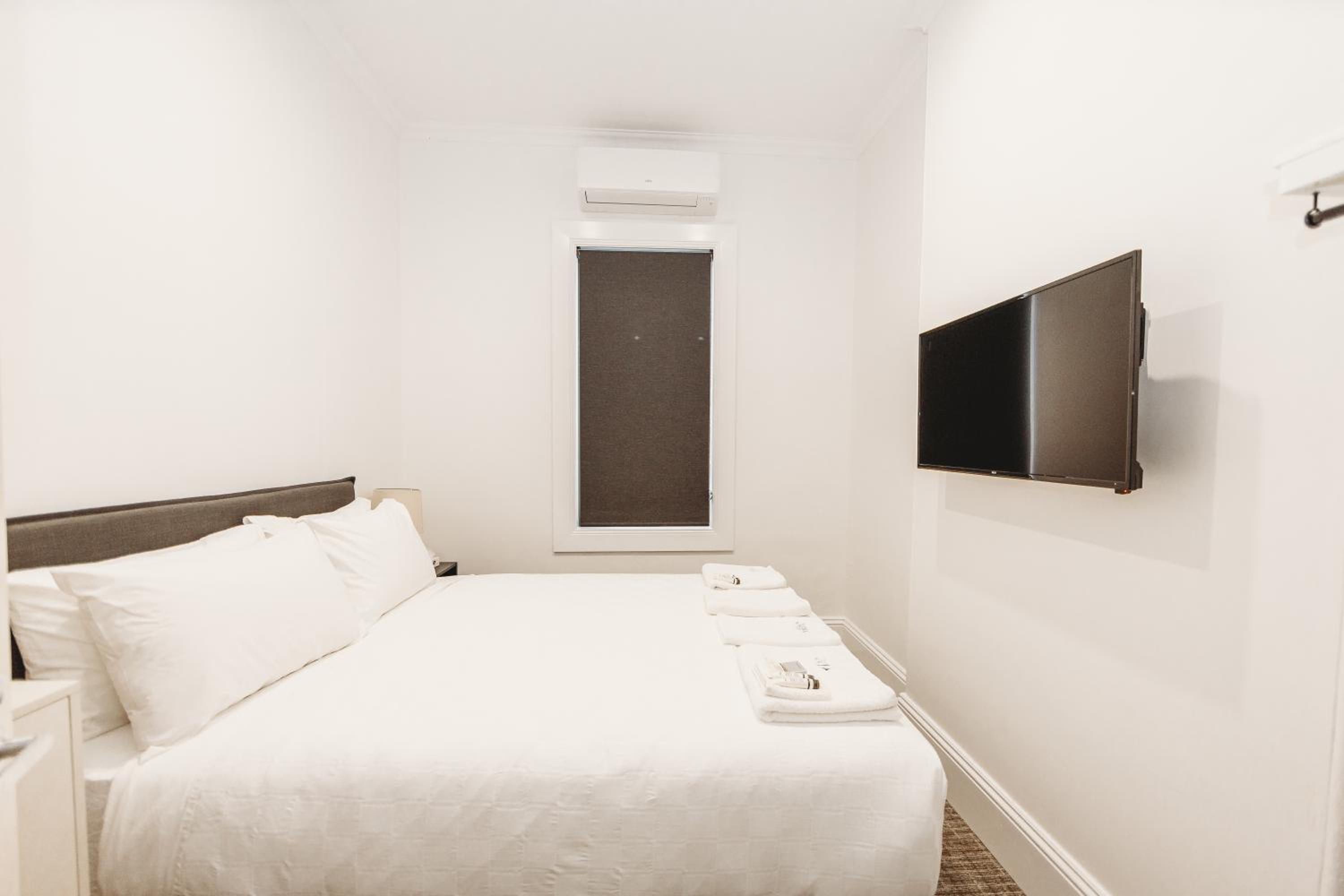 Queen Room photo 2