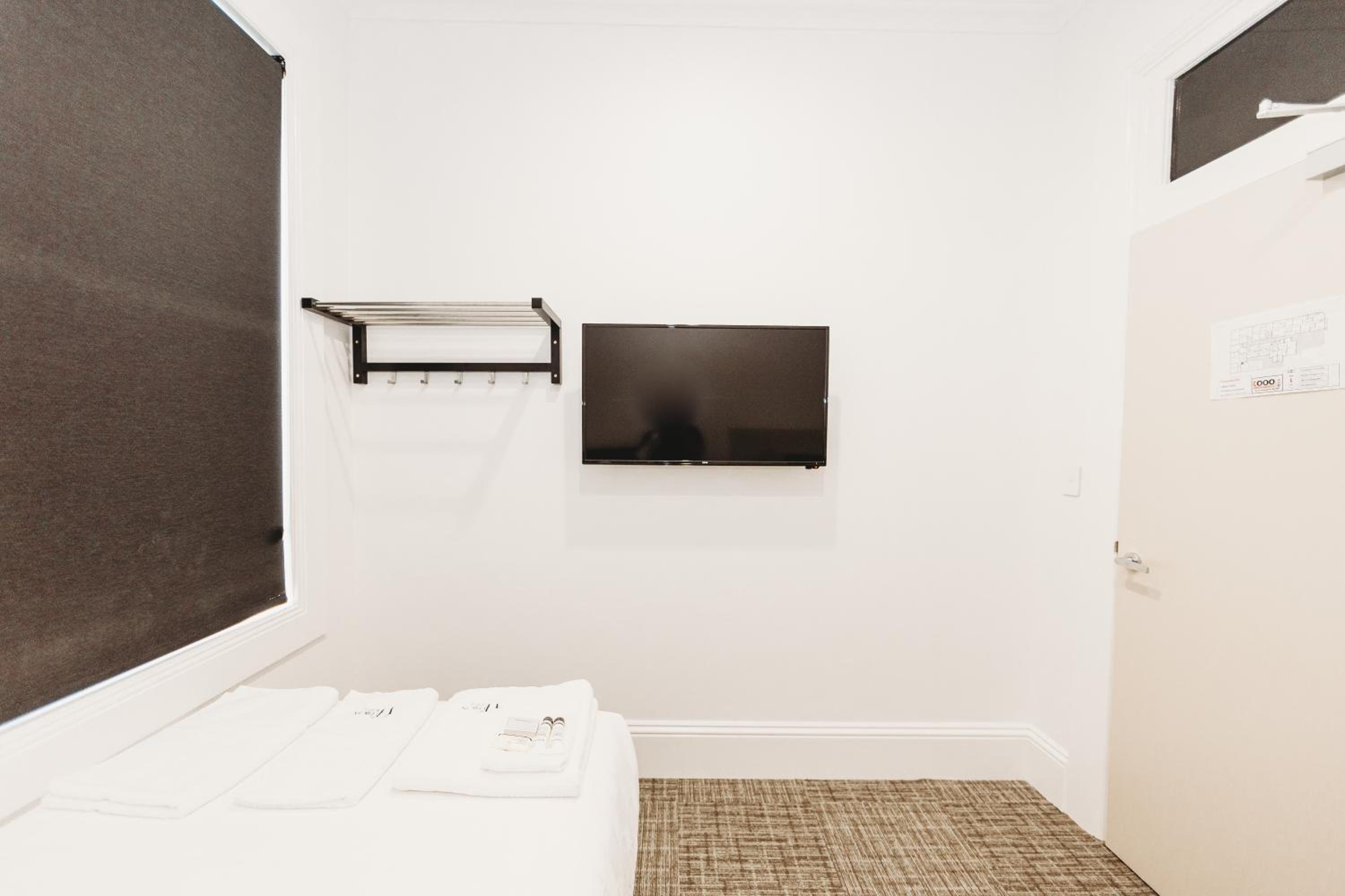 Single Room with Private Bathroom photo 2