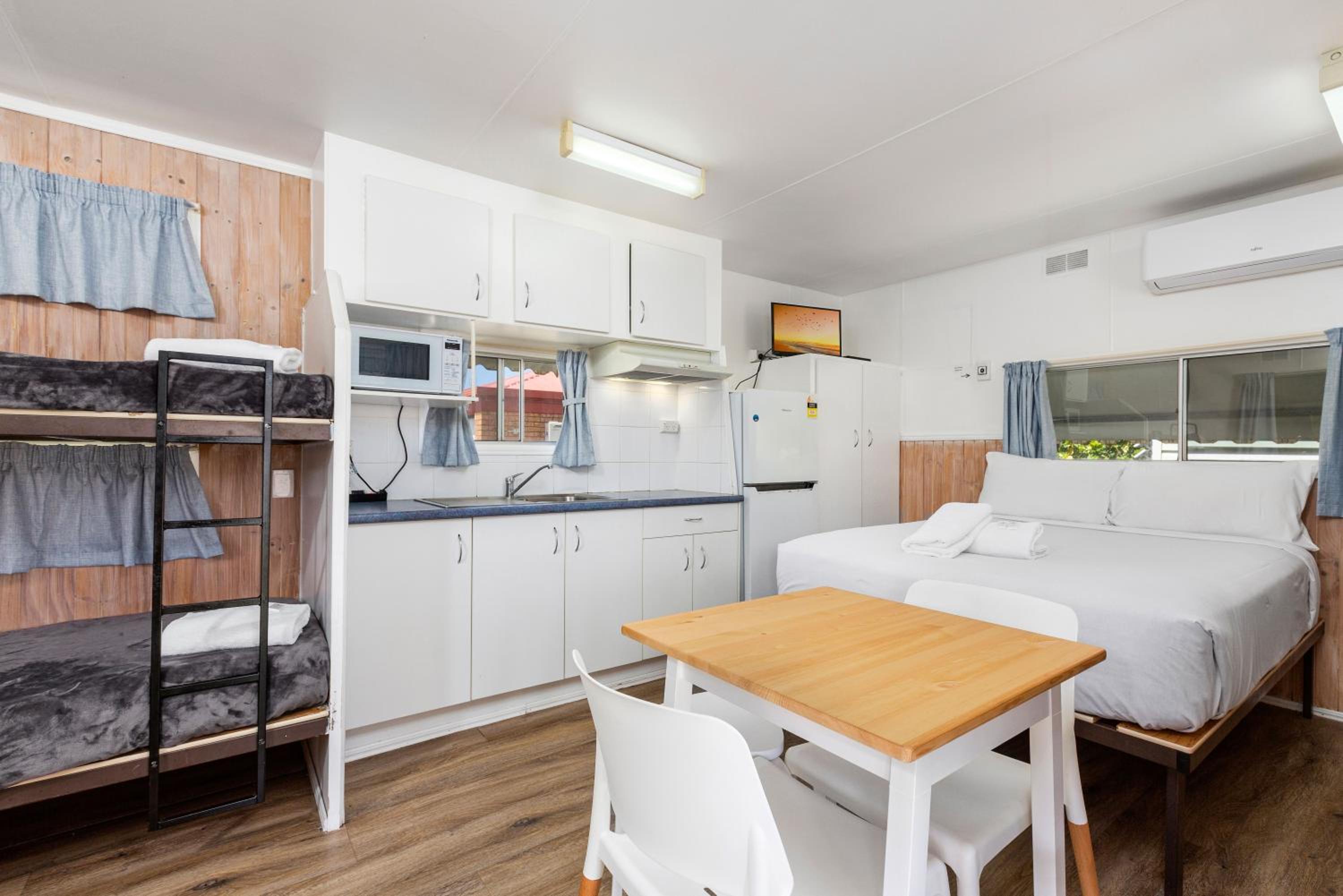 Budget Cabin - External Ensuite photo 2