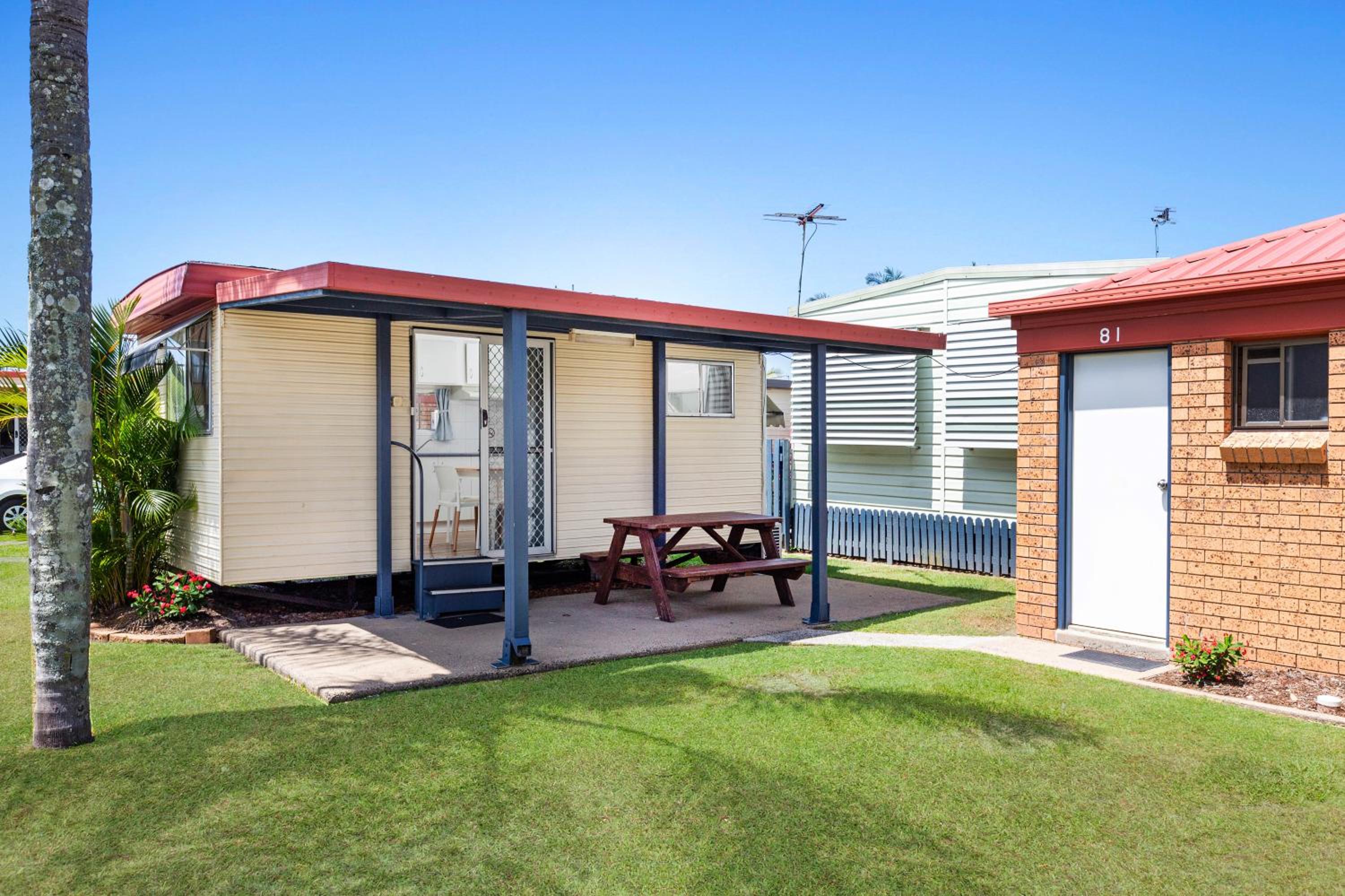 Budget Cabin - External Ensuite photo 3
