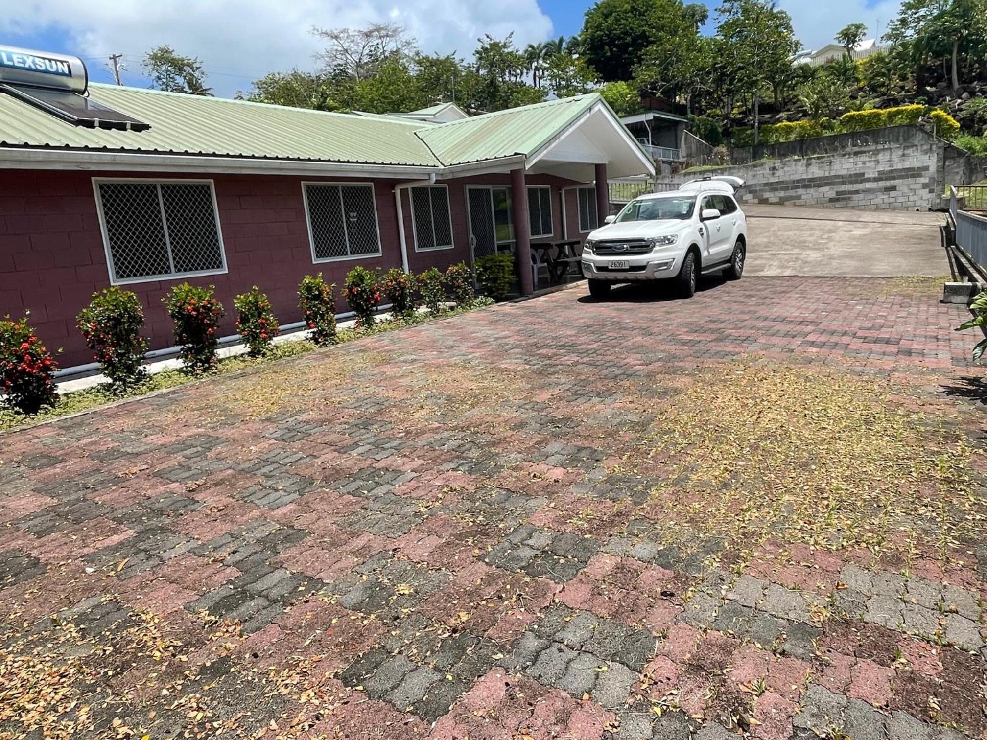 Three-Bedroom House photo 2