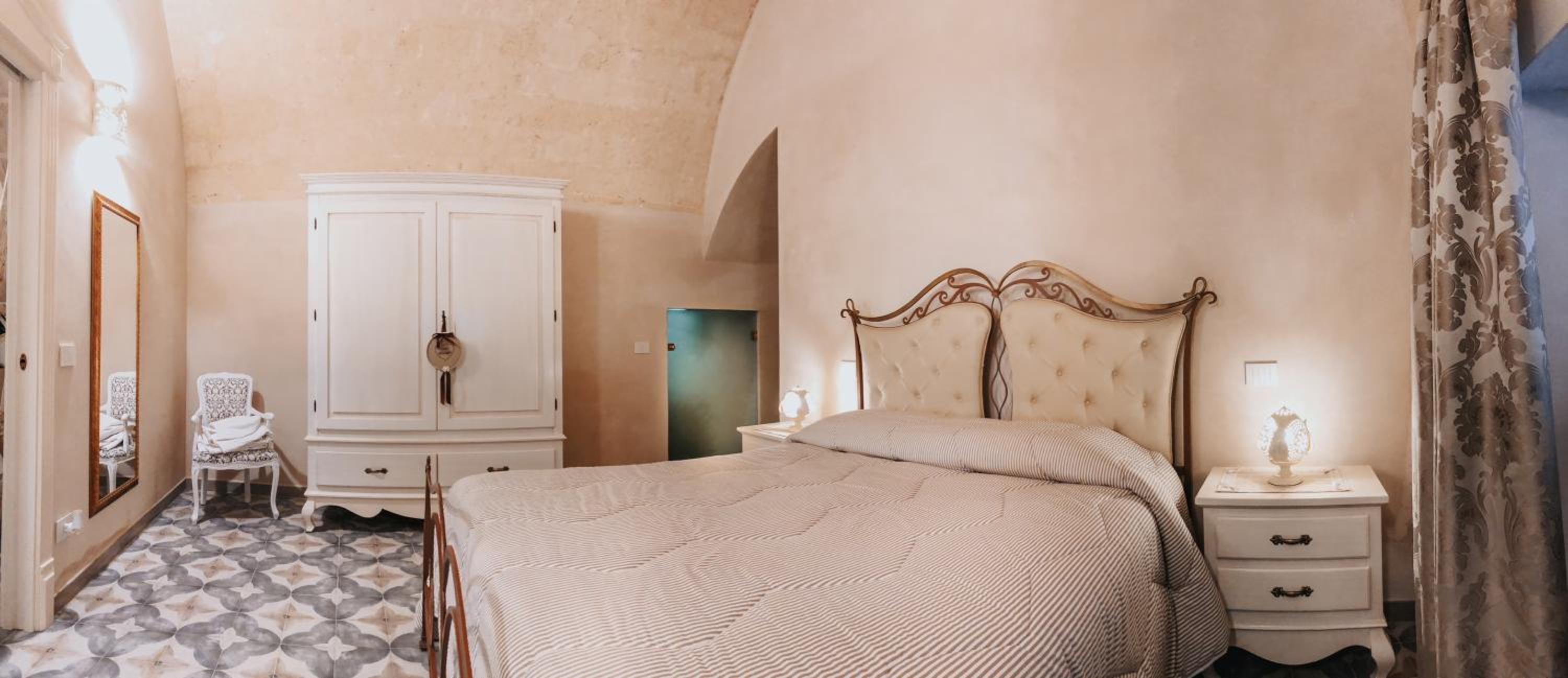 One-Bedroom House - Photo 29