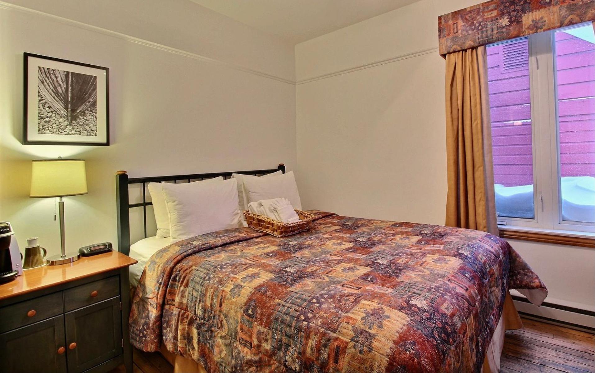 Queen Room with Shared Bathroom photo 1