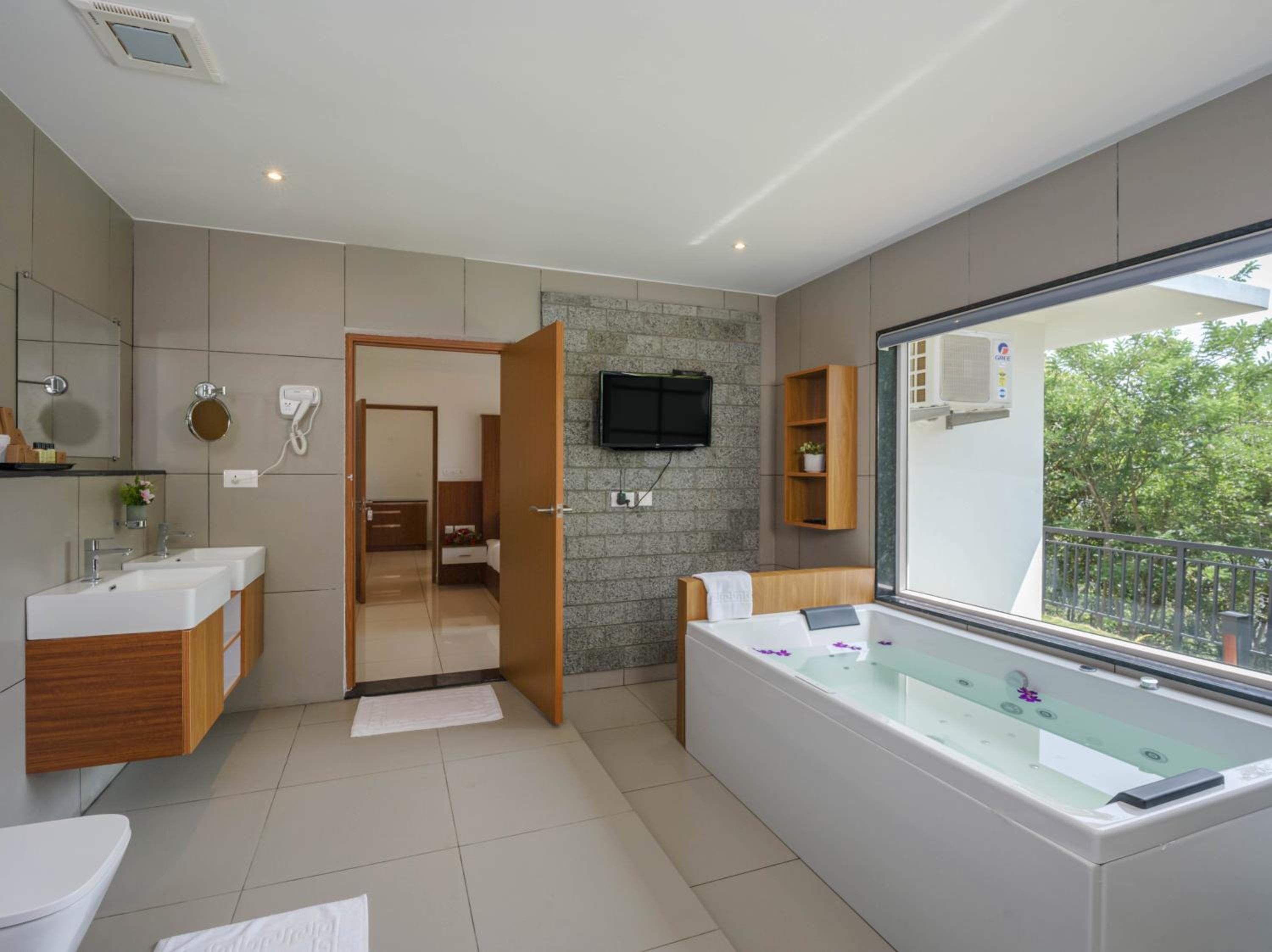 Timeless Jacuzzi Suite with Early Check-In upto 2 hours (subject to availability) - Photo 4