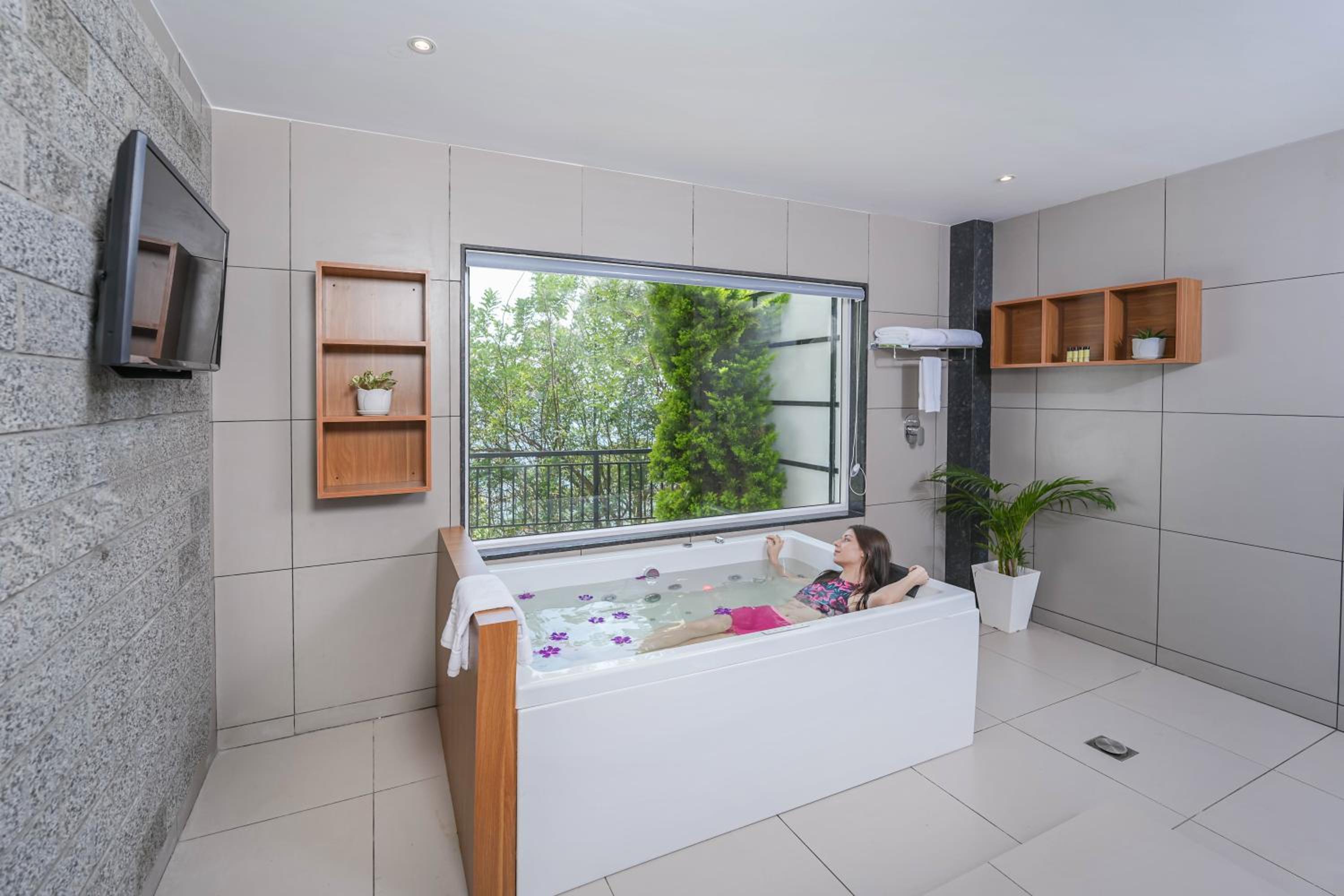Timeless Jacuzzi Suite with Early Check-In upto 2 hours (subject to availability) - Photo 5