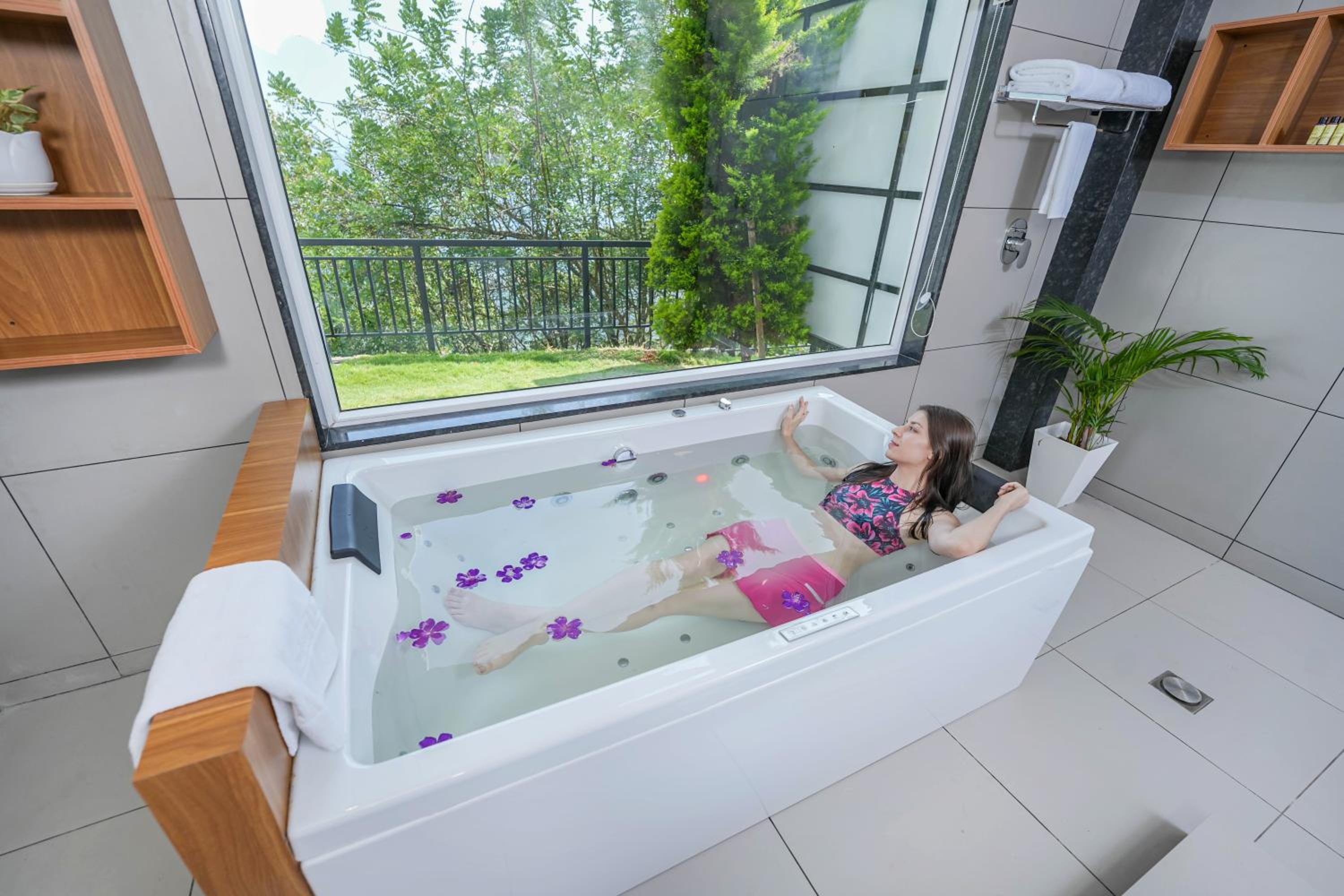 Timeless Jacuzzi Suite with Early Check-In upto 2 hours (subject to availability) - Photo 6