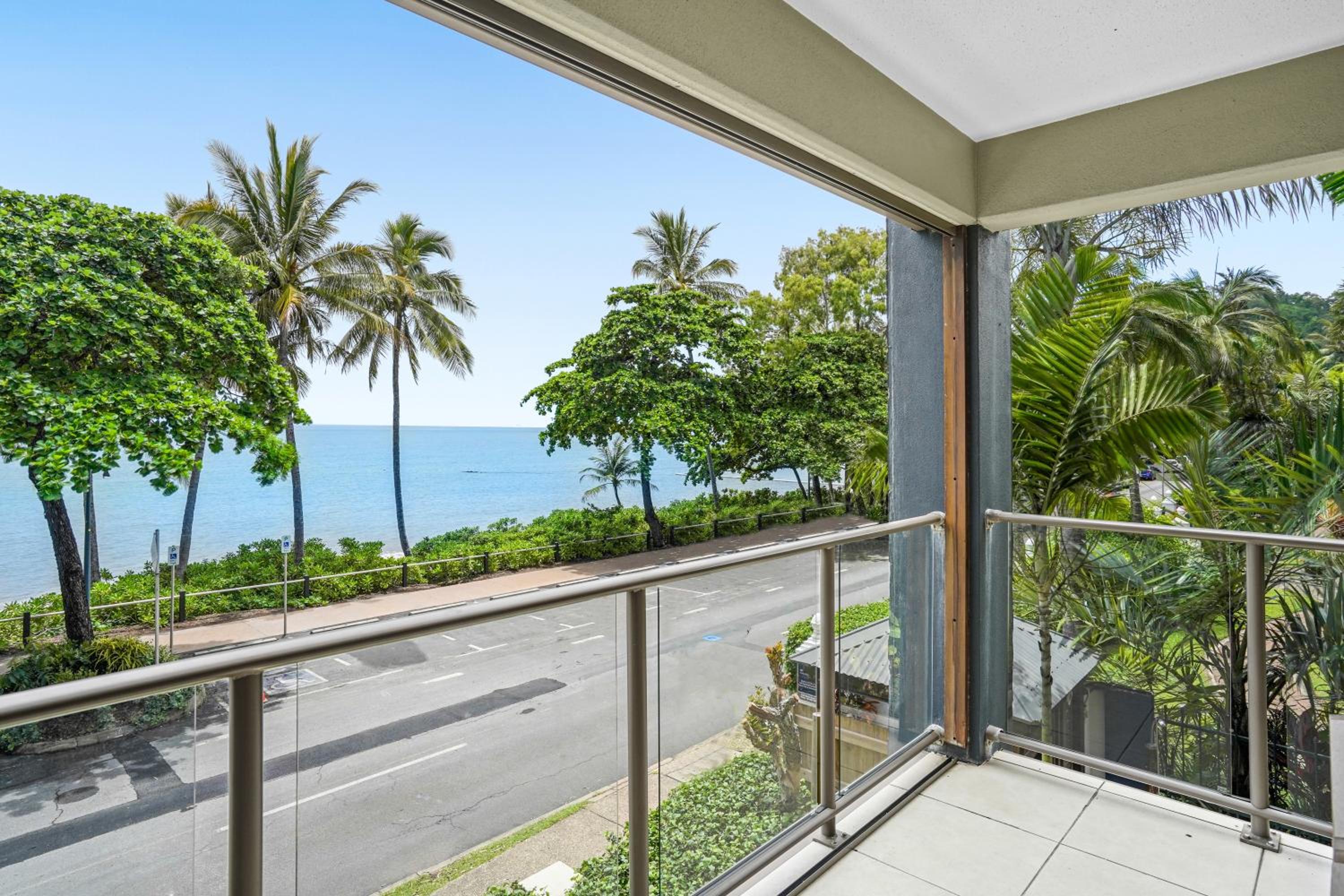 Two Bedroom Deluxe Beachfront Apartment photo 3