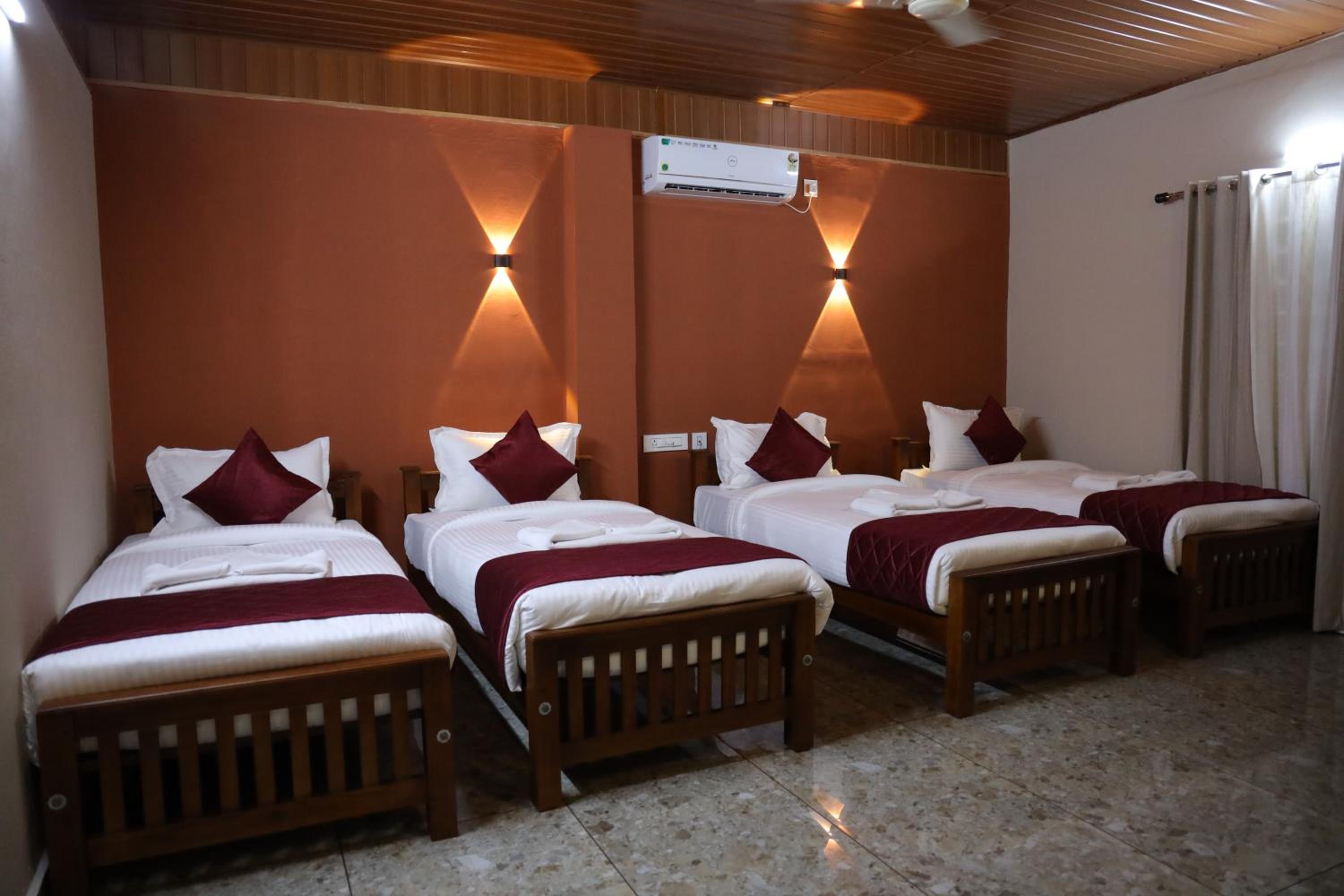 Deluxe Family Suite - Photo 2