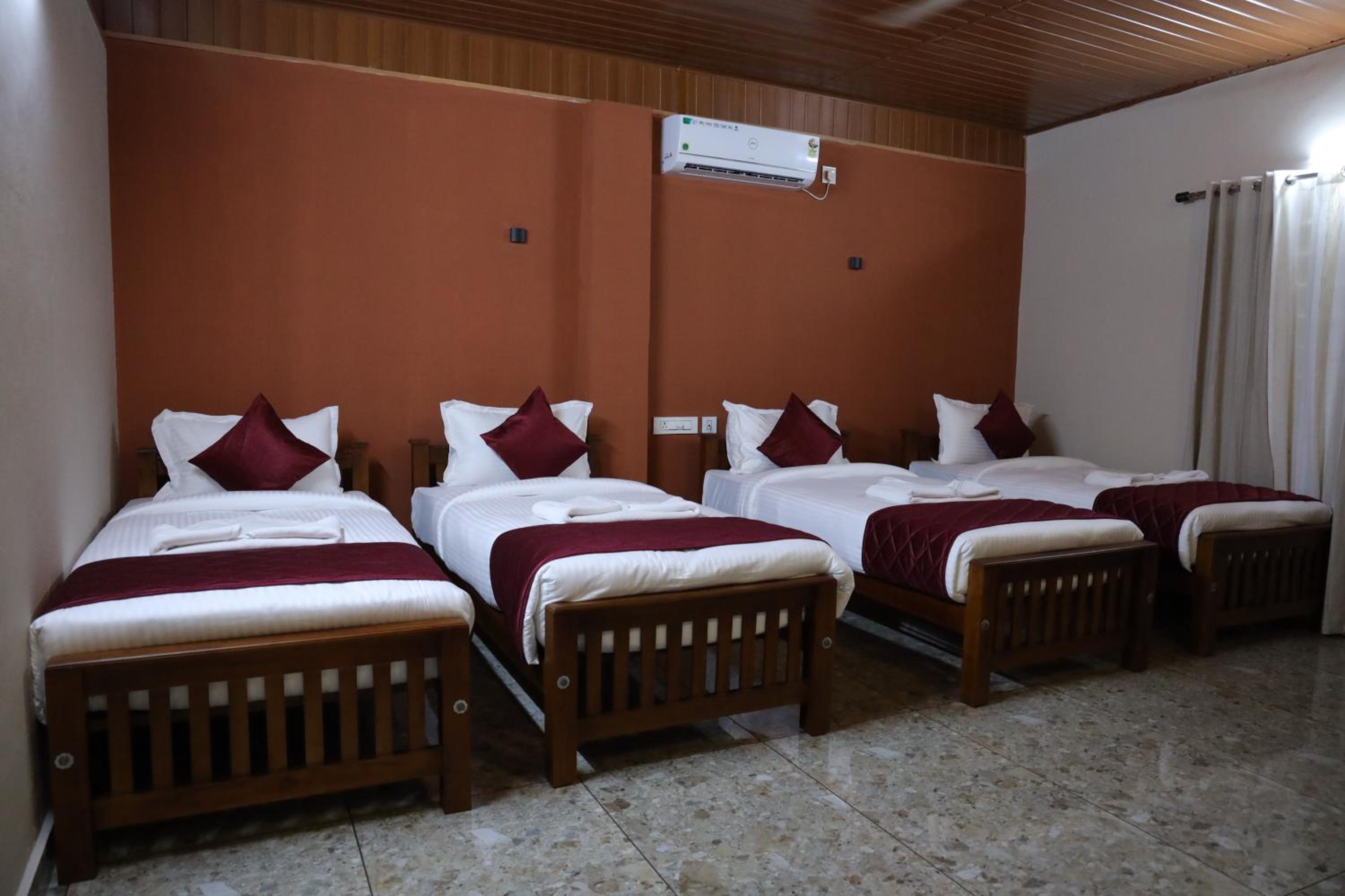 Deluxe Family Suite - Photo 10