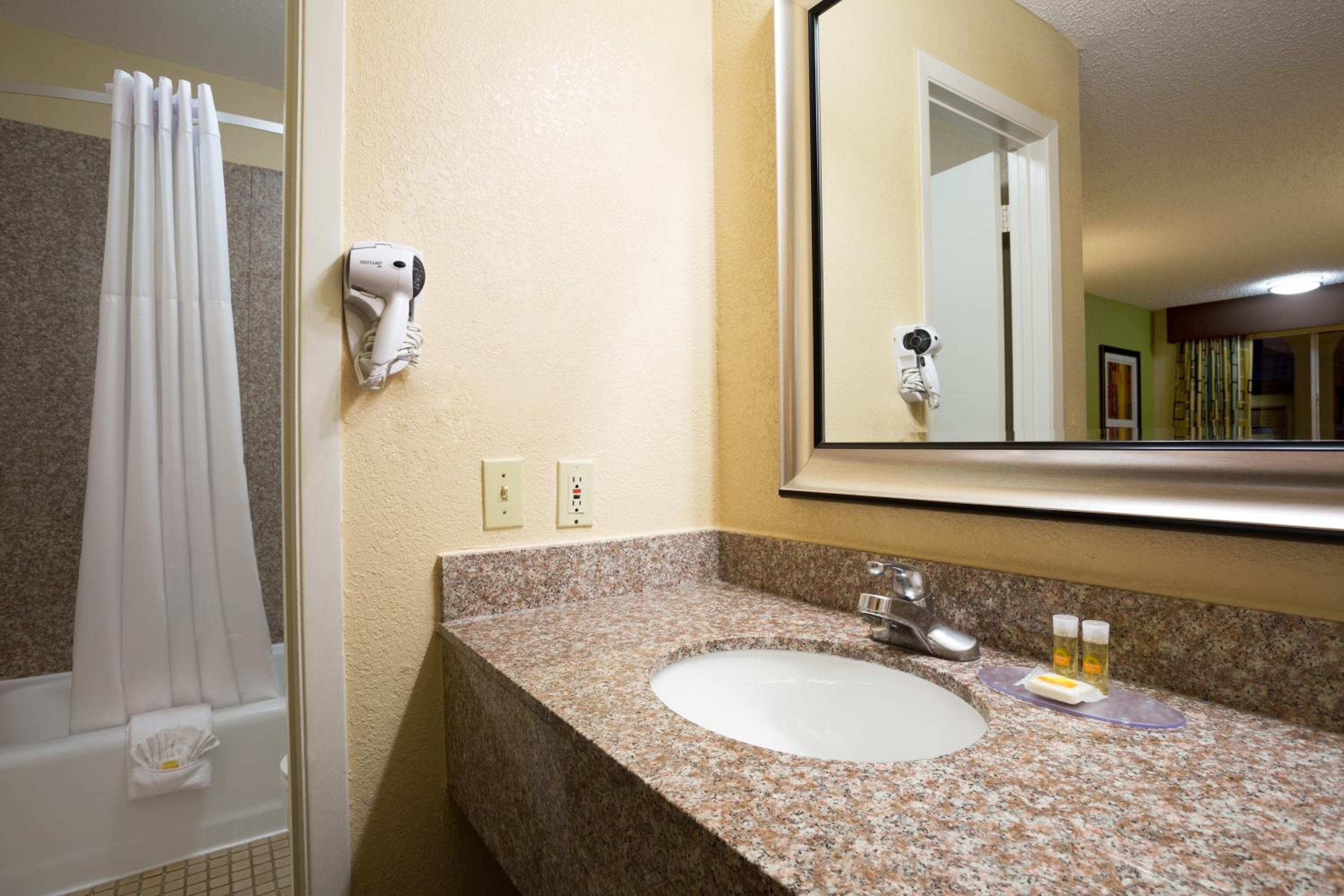Queen Room - Non-Smoking - Photo 5