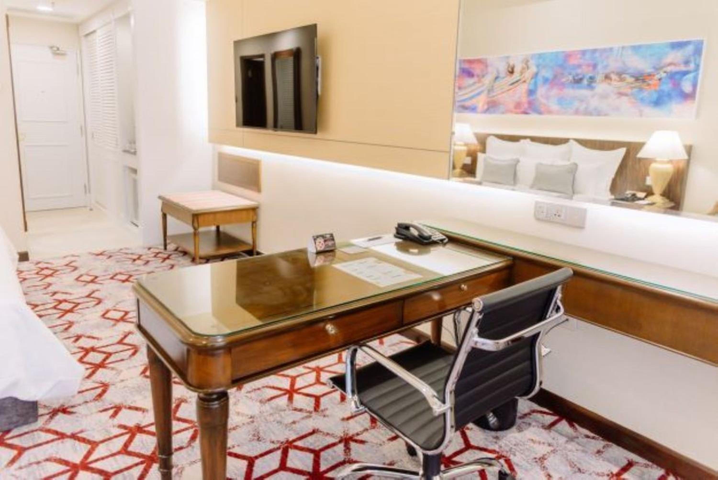 Club Deluxe King Room - Photo 3