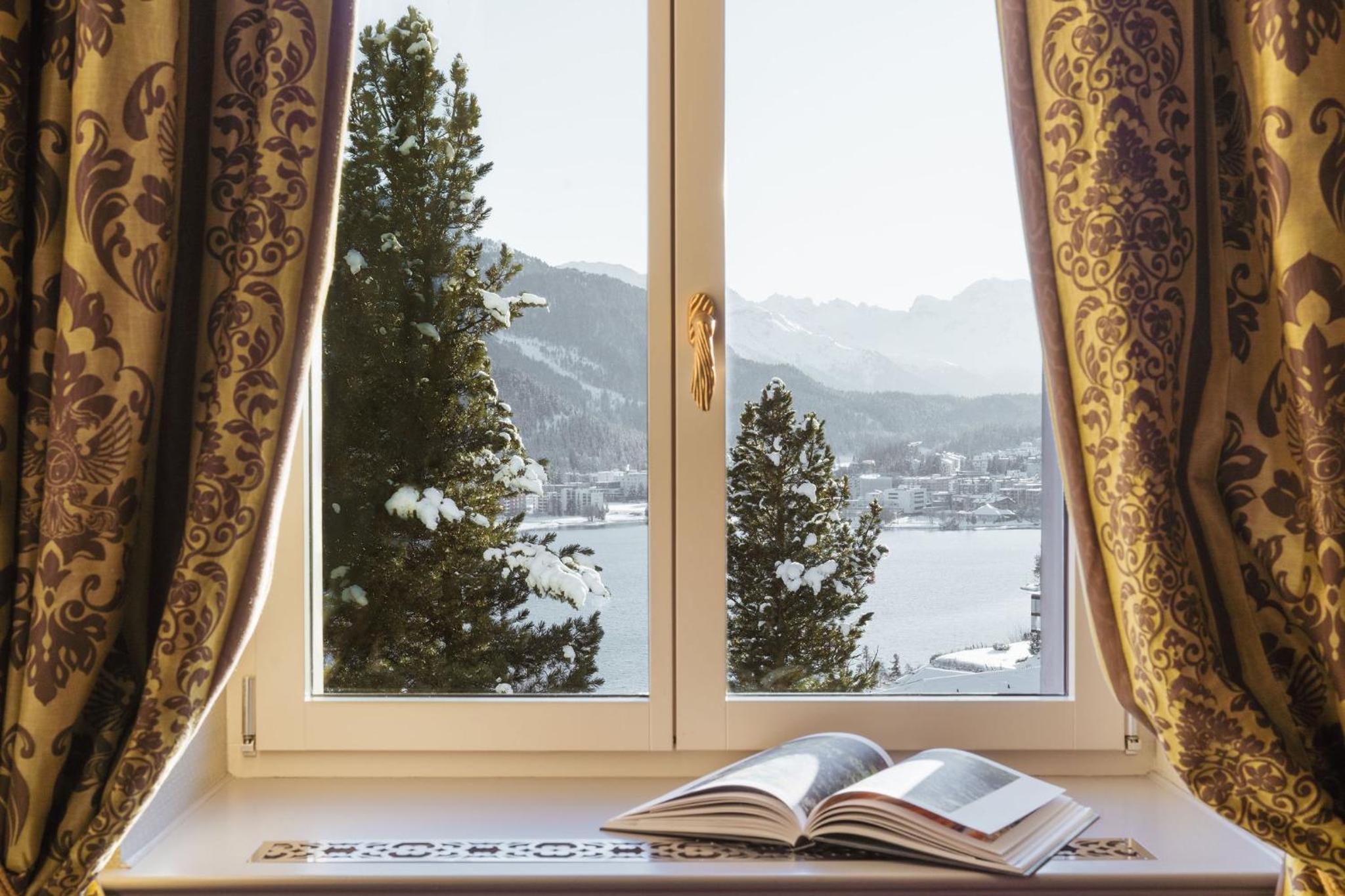 Deluxe Suite with Lake View photo 2