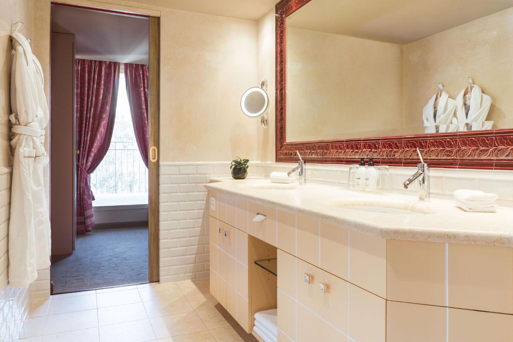 Corner Junior Suite with Lake View photo 3