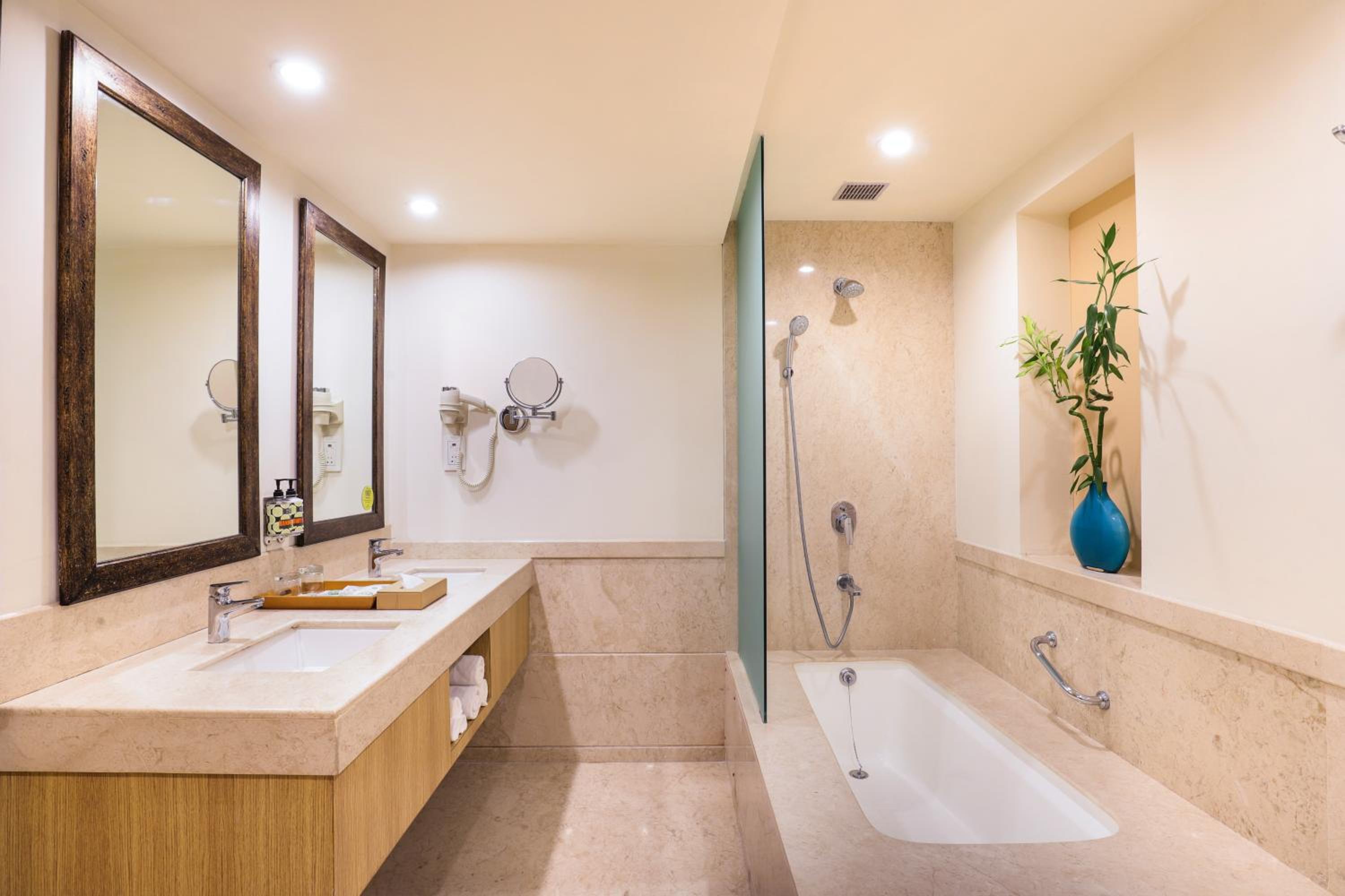 Executive Suite with 10% off on Food & Soft Beverages,20% off on session of Spa and 20% Discount on Laundry service - Photo 7