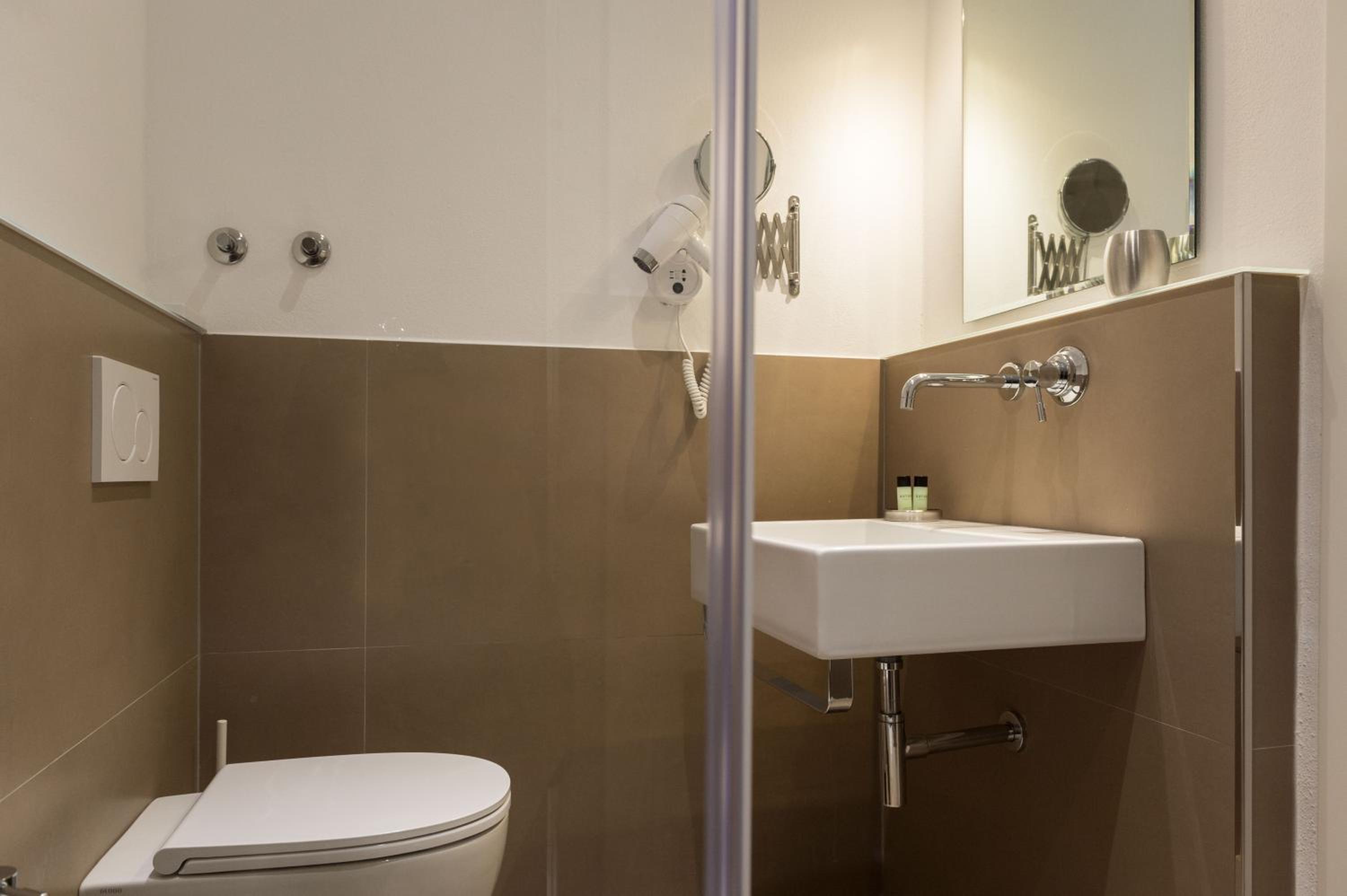 Double or Twin Room with Sea View - Photo 26