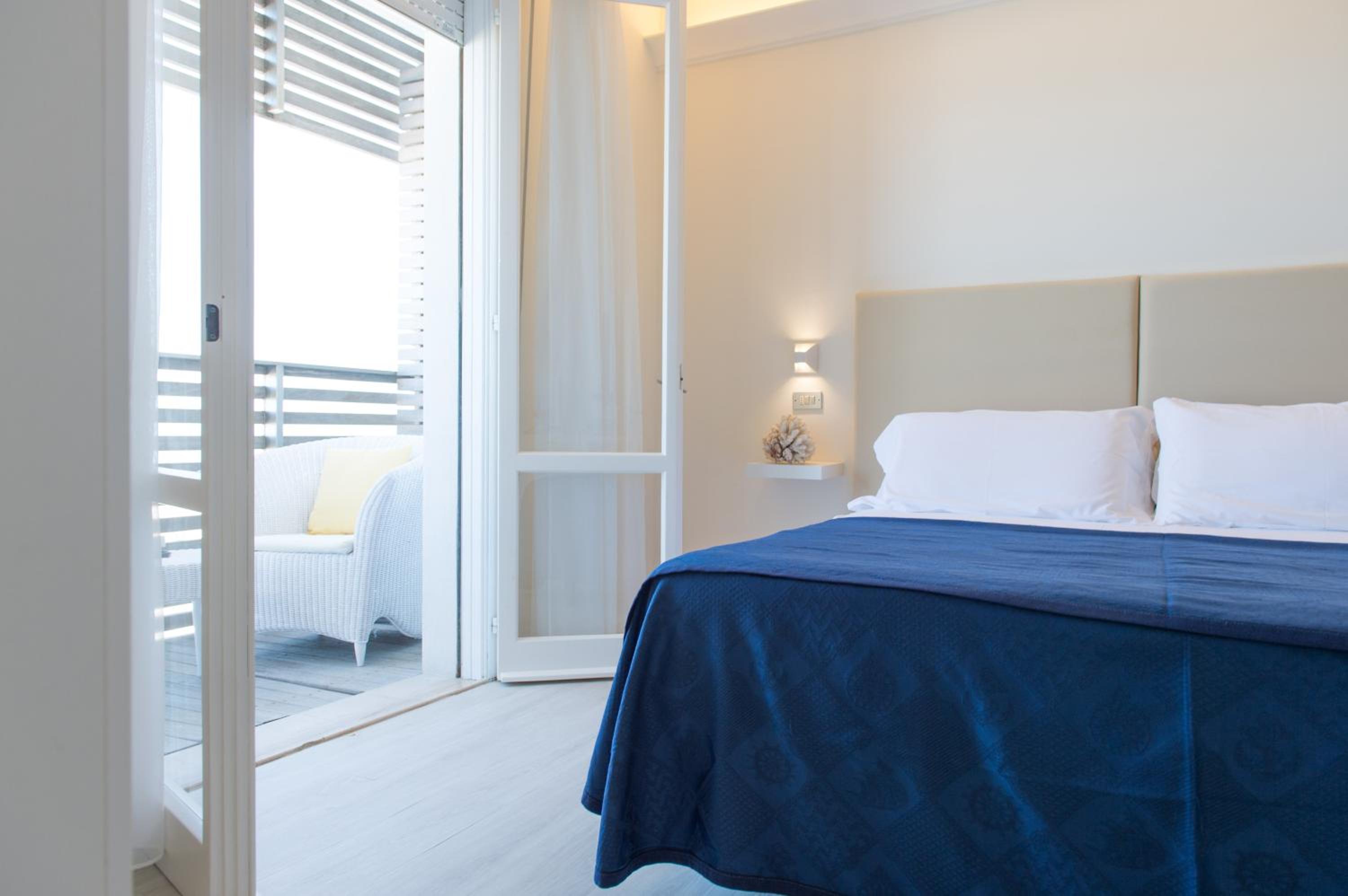 Triple Room with Balcony - Photo 22