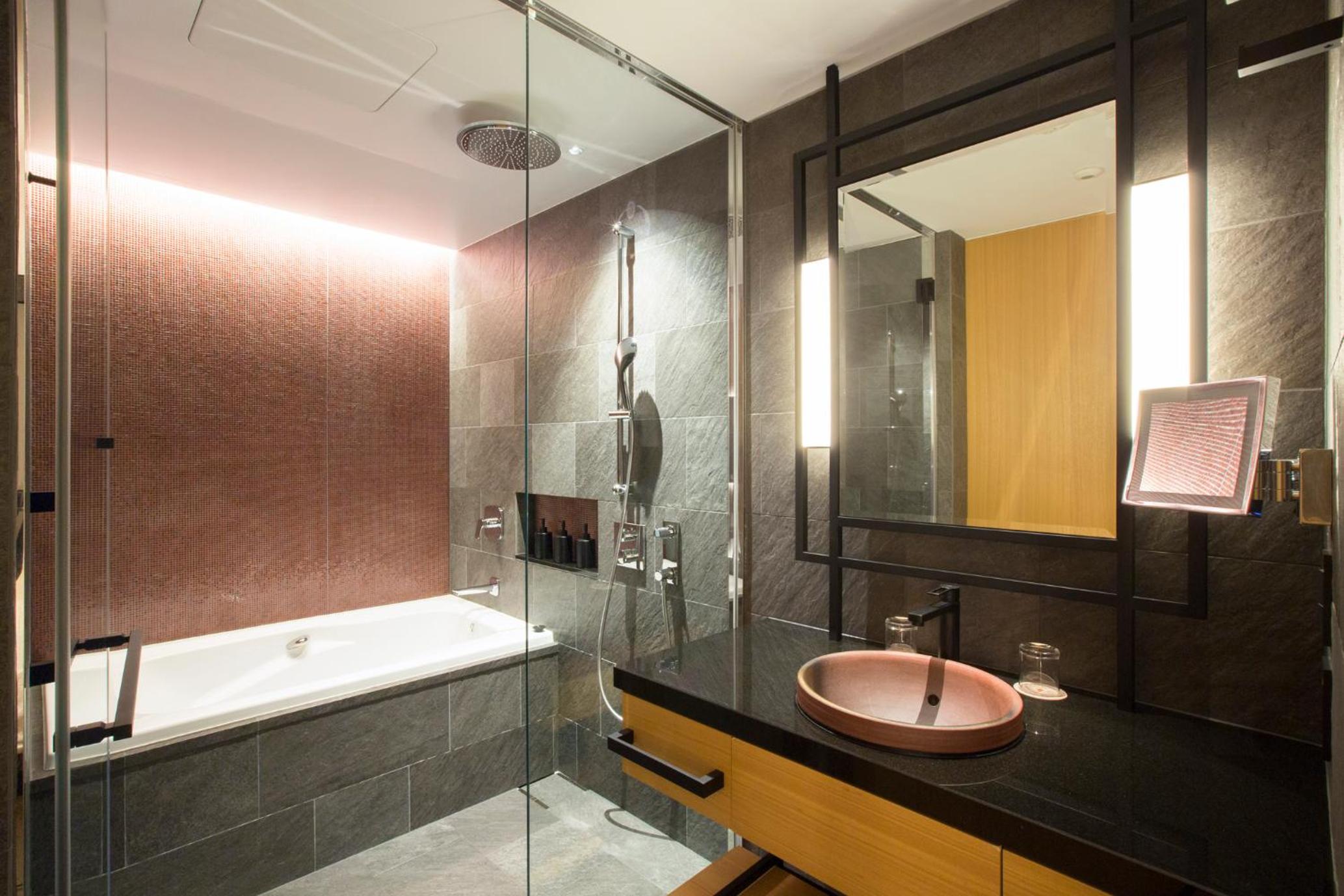 Deluxe King Room - Photo 7