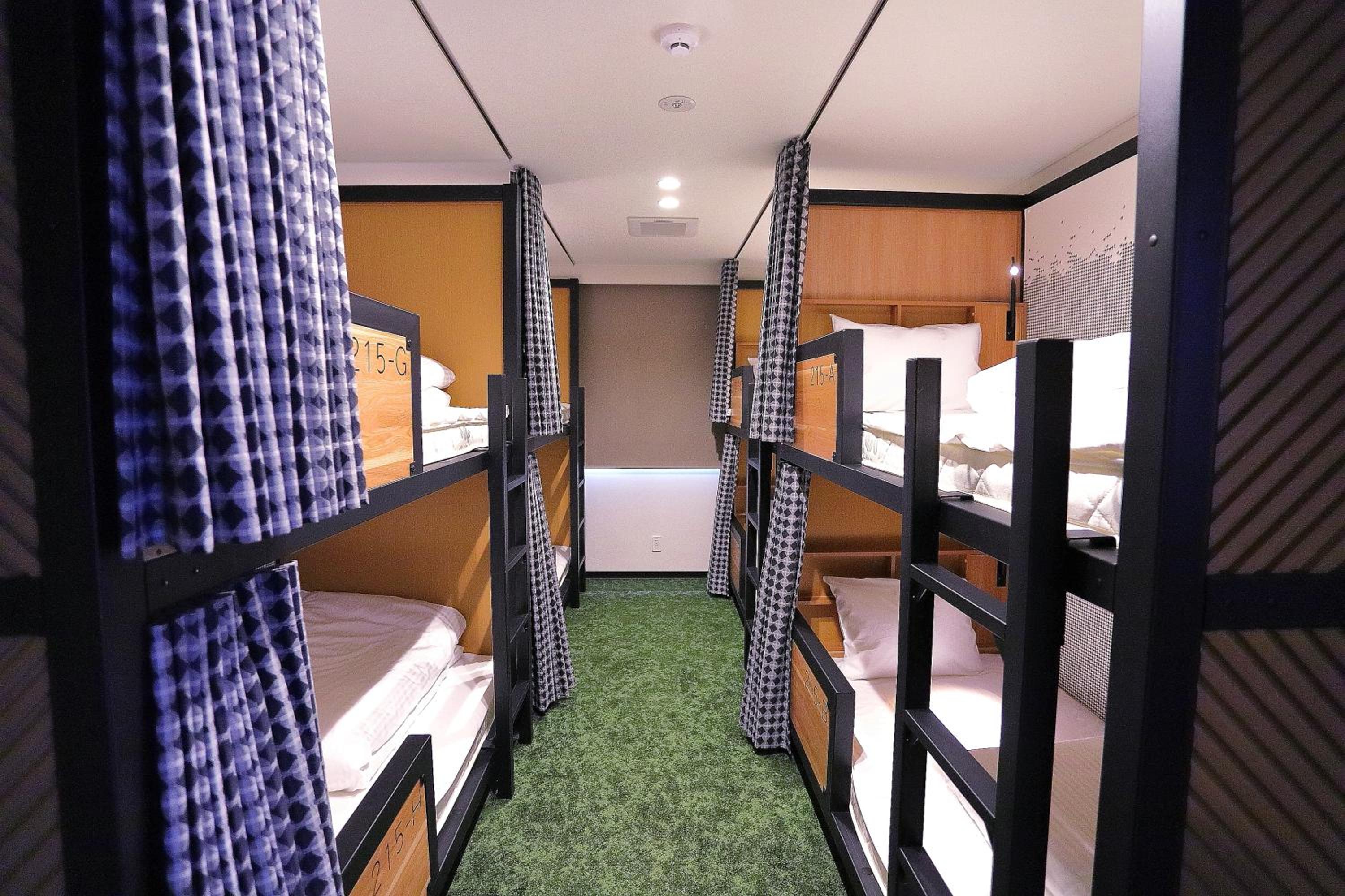 8-Bed Mixed Dormitory Room photo 2