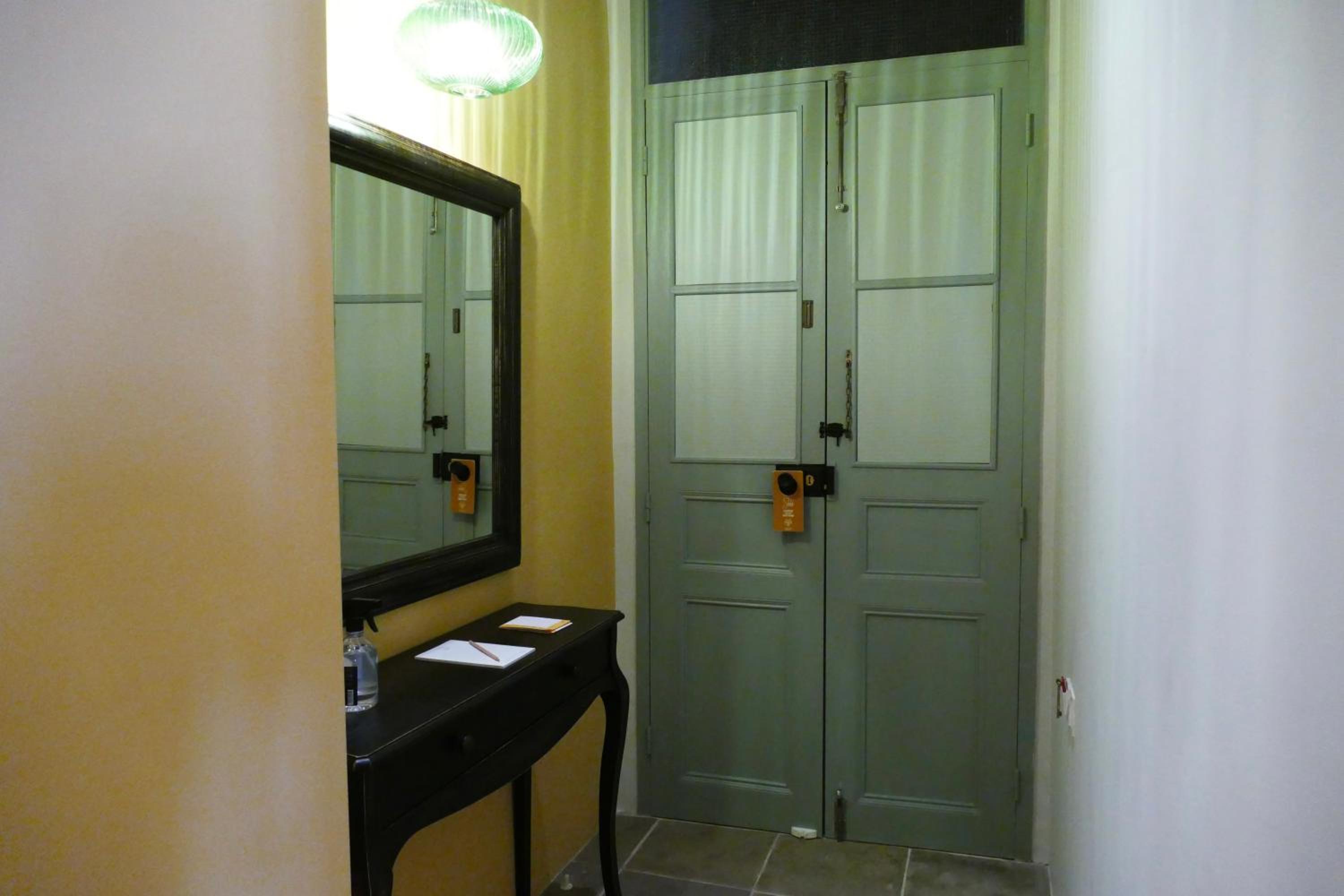 Deluxe Suite - Photo 13