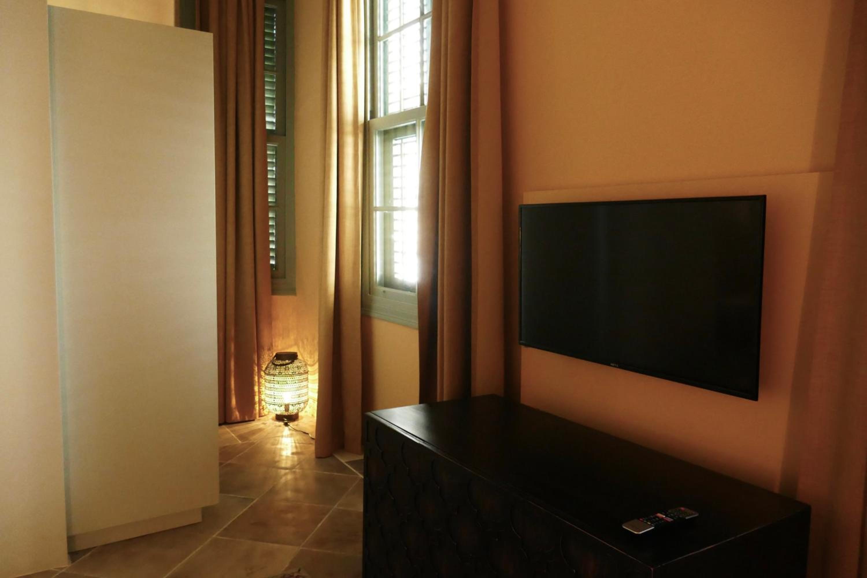 Deluxe Suite - Photo 6