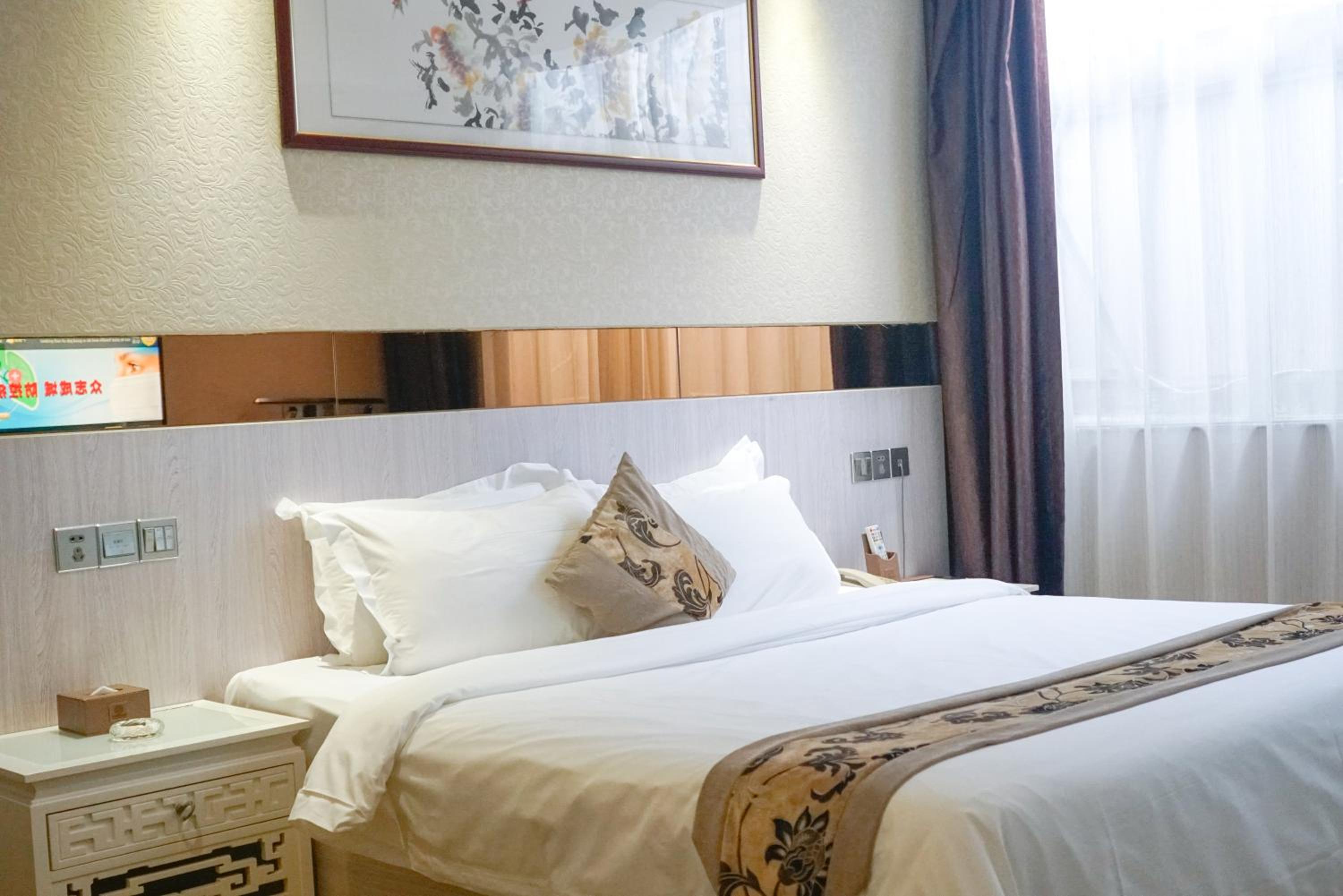 Deluxe King Suite photo 3
