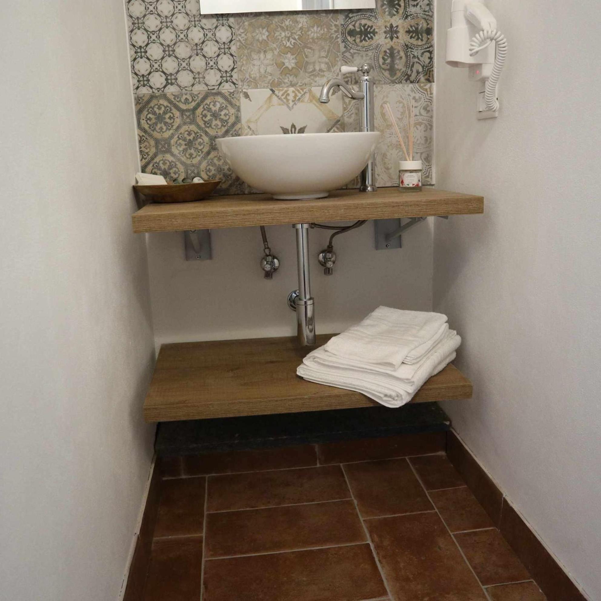 Deluxe Junior Suite - Photo 15
