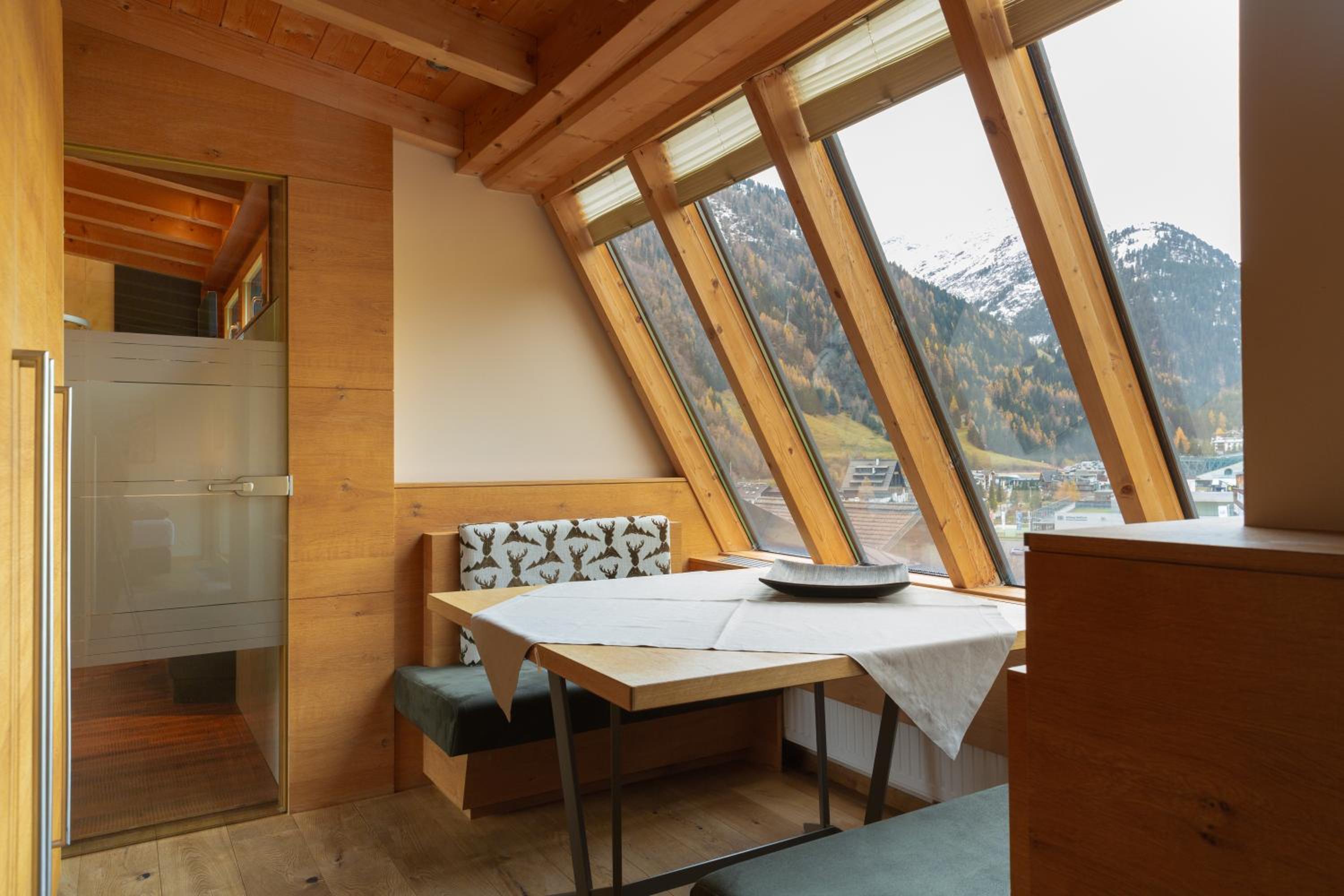 Junior Suite with Mountain View photo 2